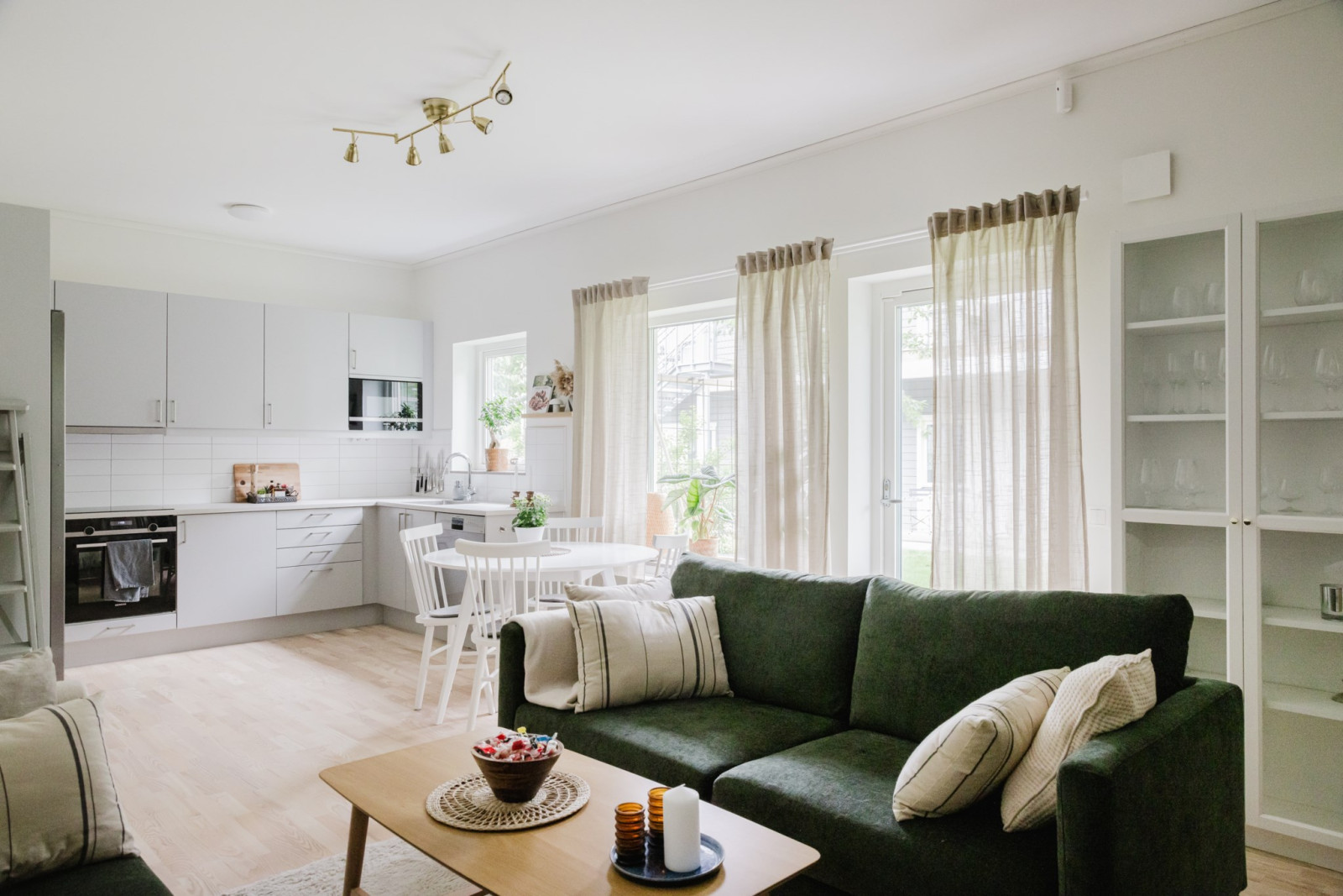 Vardagsrum mot kök Hagavägen 6D