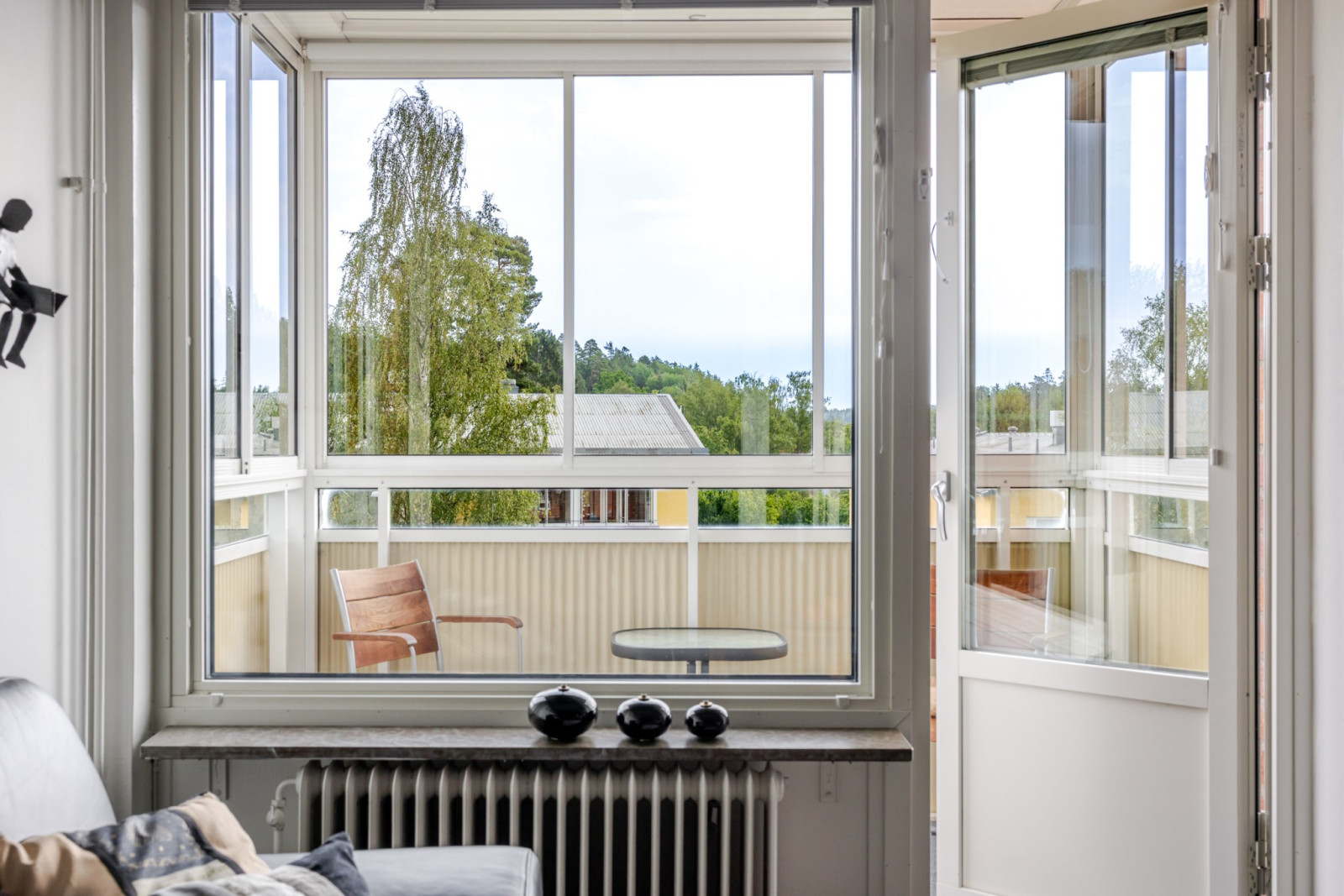 Utgång från vardagsrummet till inglasad balkong Dammtorpsbacken 1