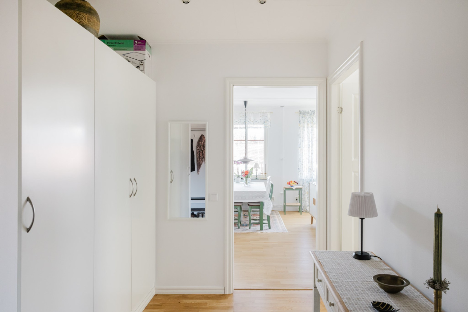 Hall mot vardagsrum och kök Skogsrovägen 3