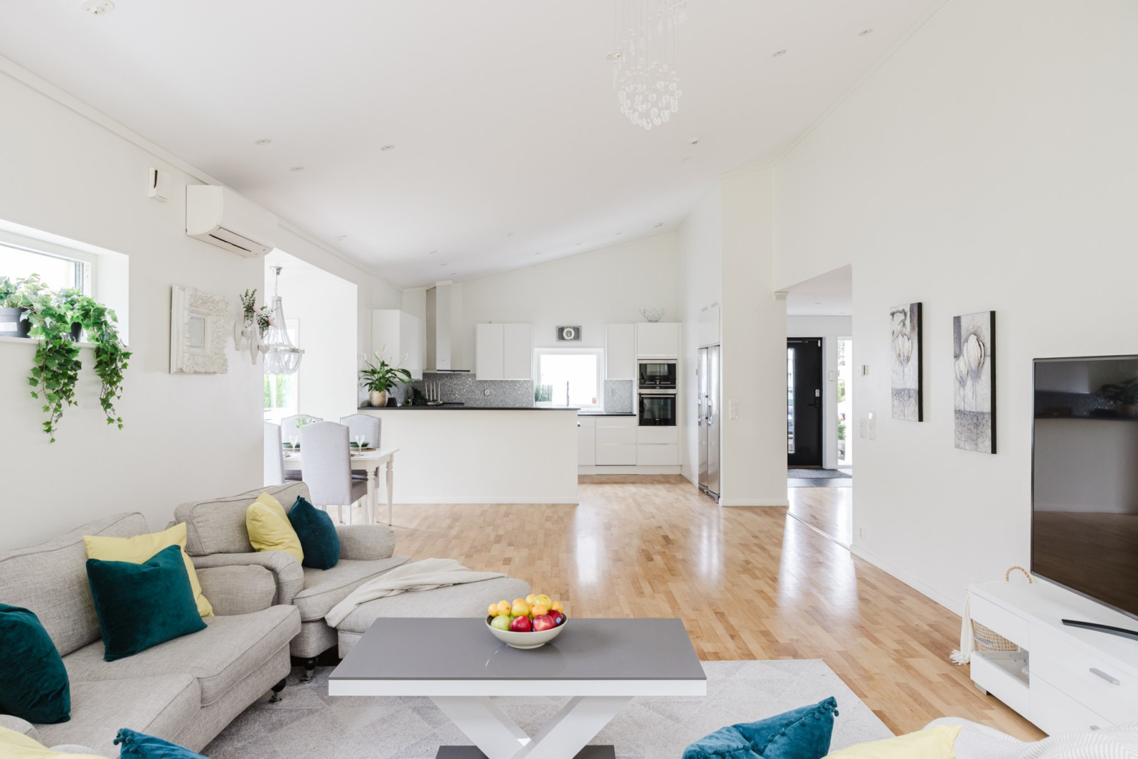 Vardagsrum mot kök Högvretsvägen 16