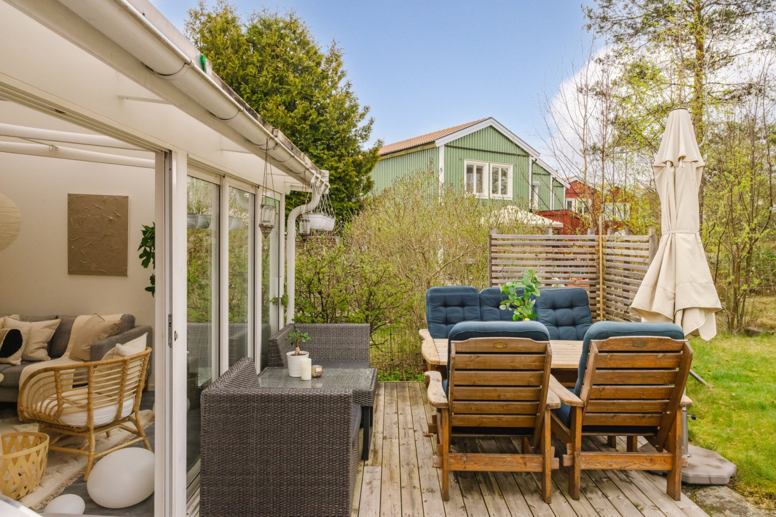 Träbelagd uteplats Högbackavägen 21