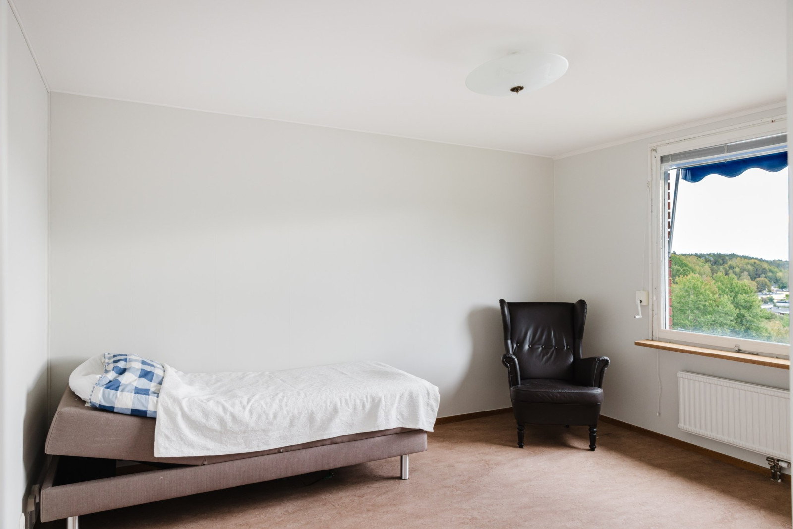 Sovrum 1 med tillhörande klädkammare Emanuel Birkes väg 2