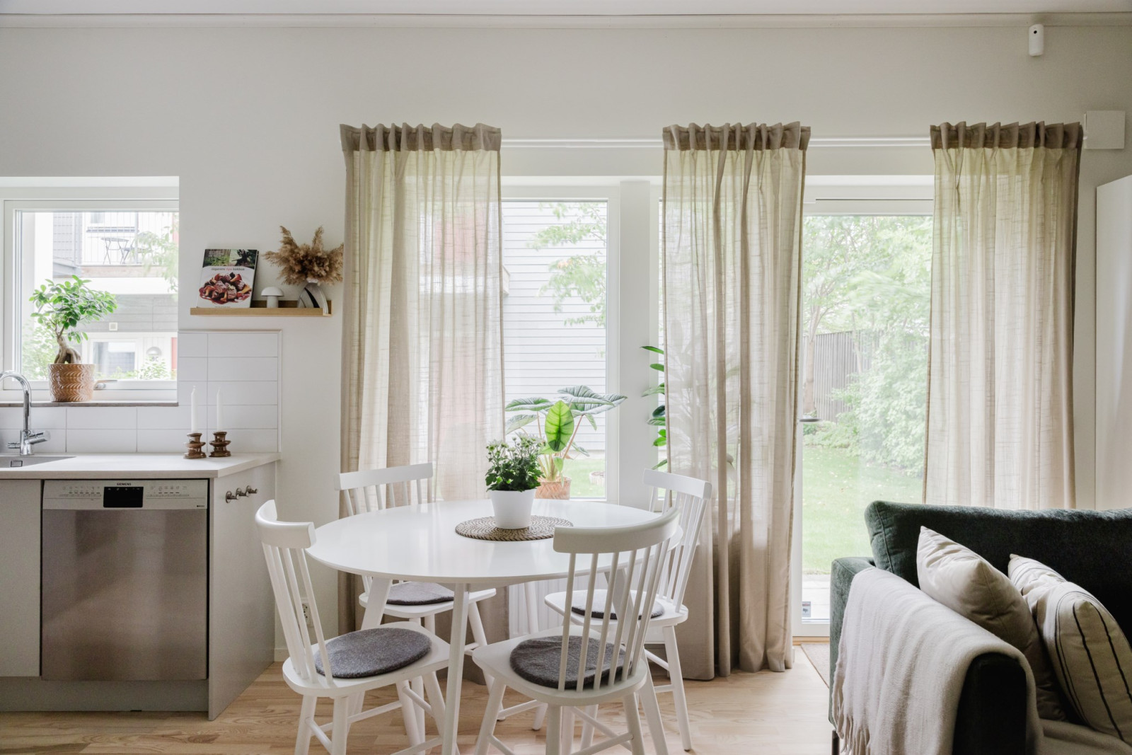 Del av kök och vardagsrum samt utgång till uteplats Hagavägen 6D