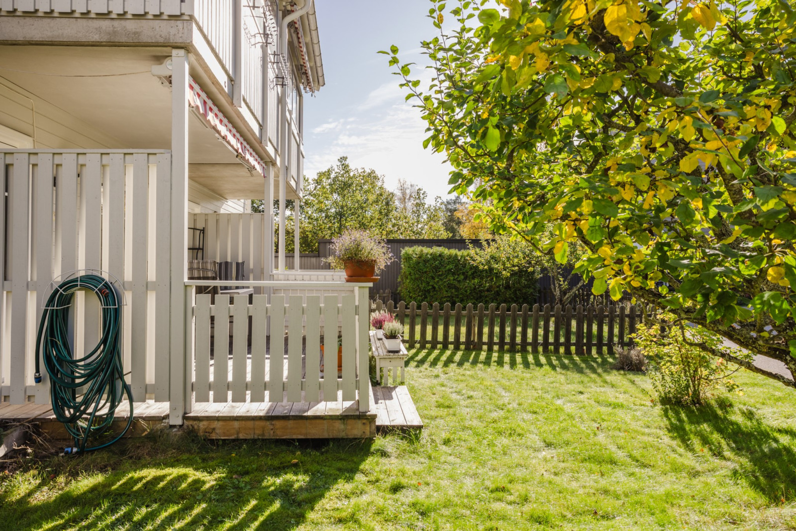 Svårslagen uteplats med eftermiddagssol Engelsbergsvägen 73