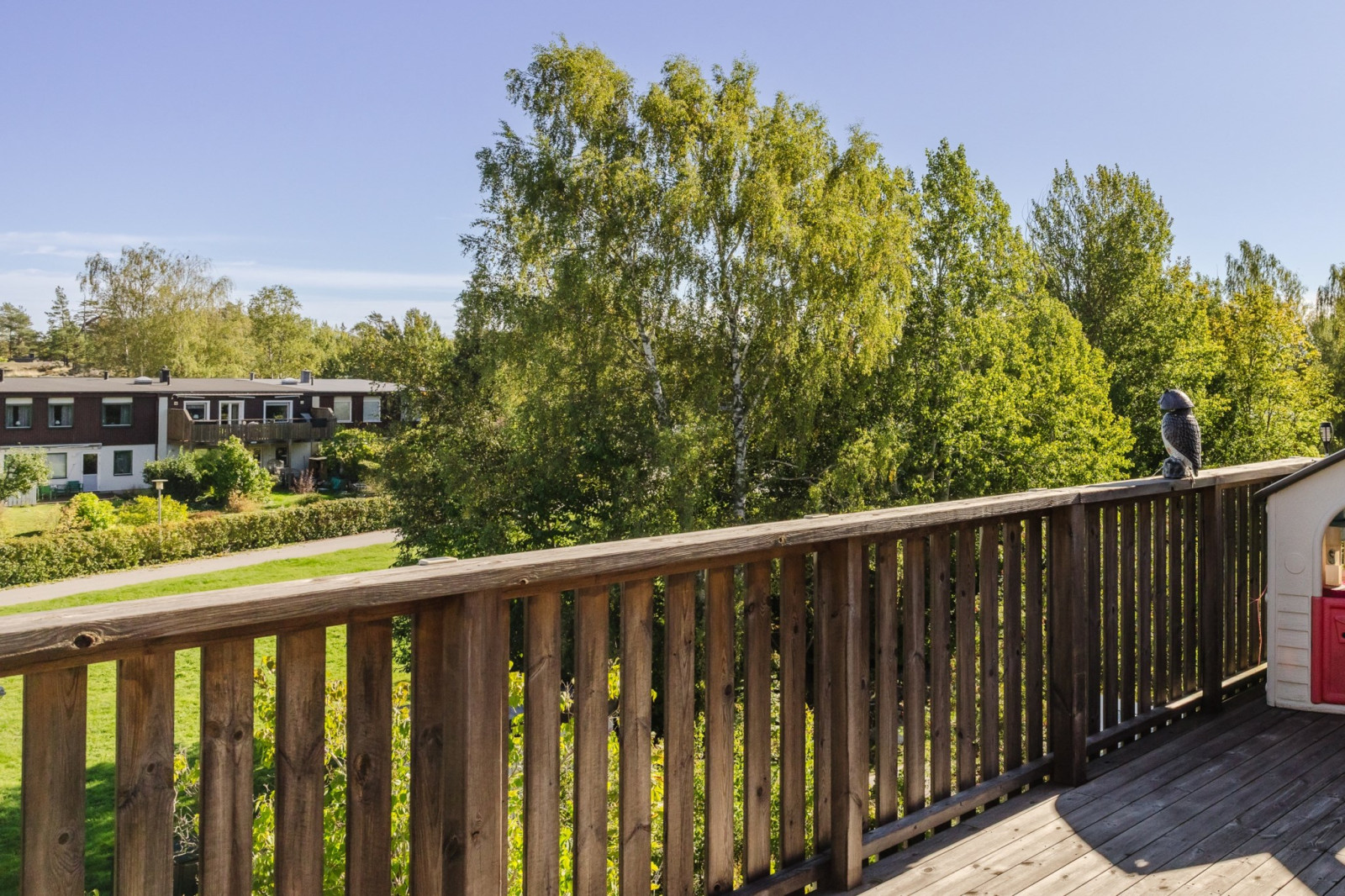 Fri utsikt mot lummig grönska Fjärilstigen 35