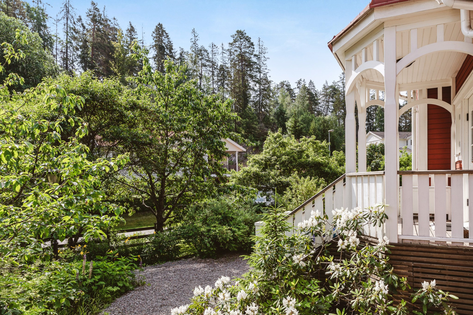 Trädgård mot entré Bergviksvägen 12