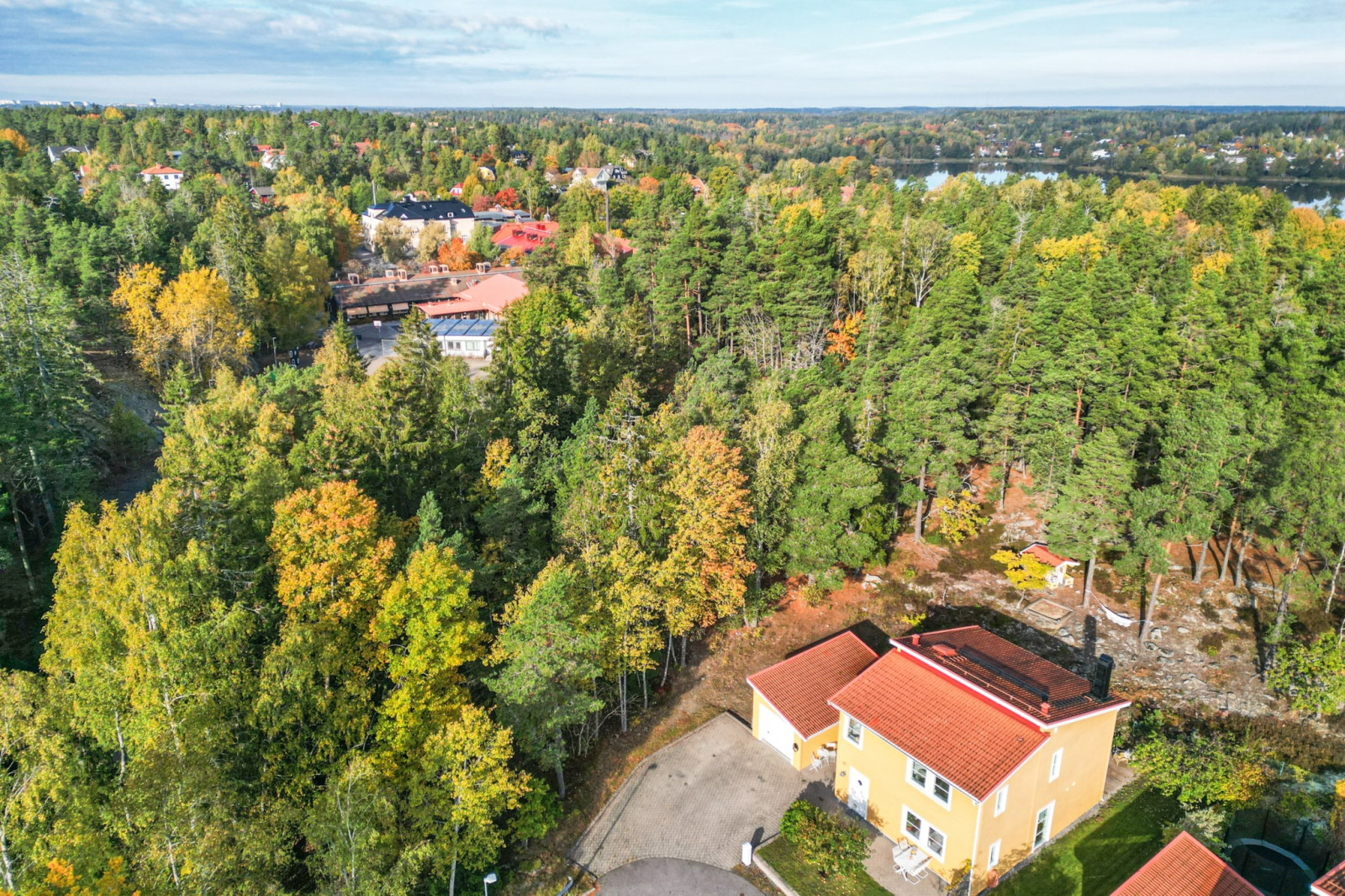Fantastisk belägen hörntomt med närhet till skog, skola och sjöar Lustigknoppsvägen 27