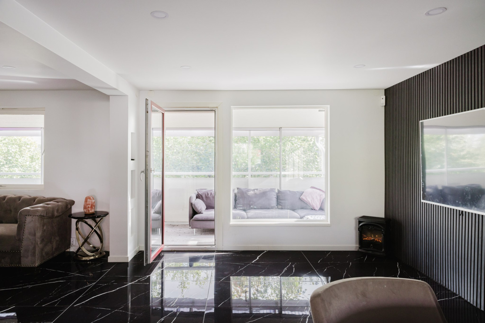 Vardagsrum med utgång till inglasad balkong Hökstigen 10