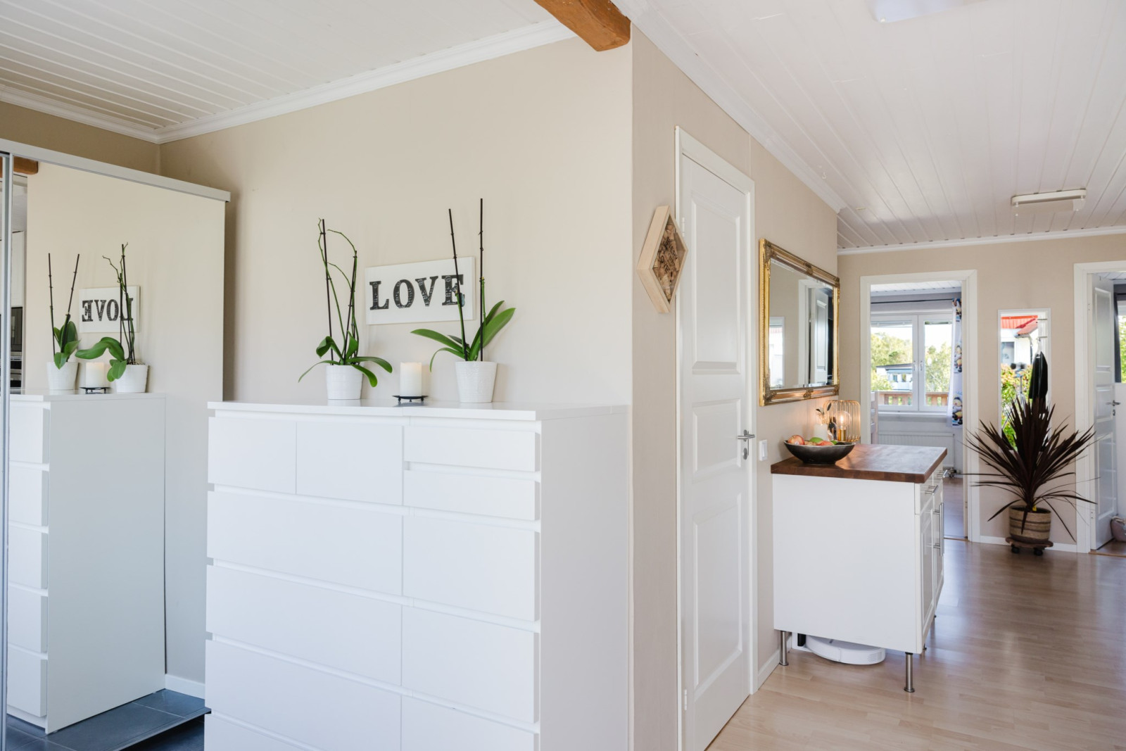 Ombyggd hall med gott om plats Fjärilstigen 35