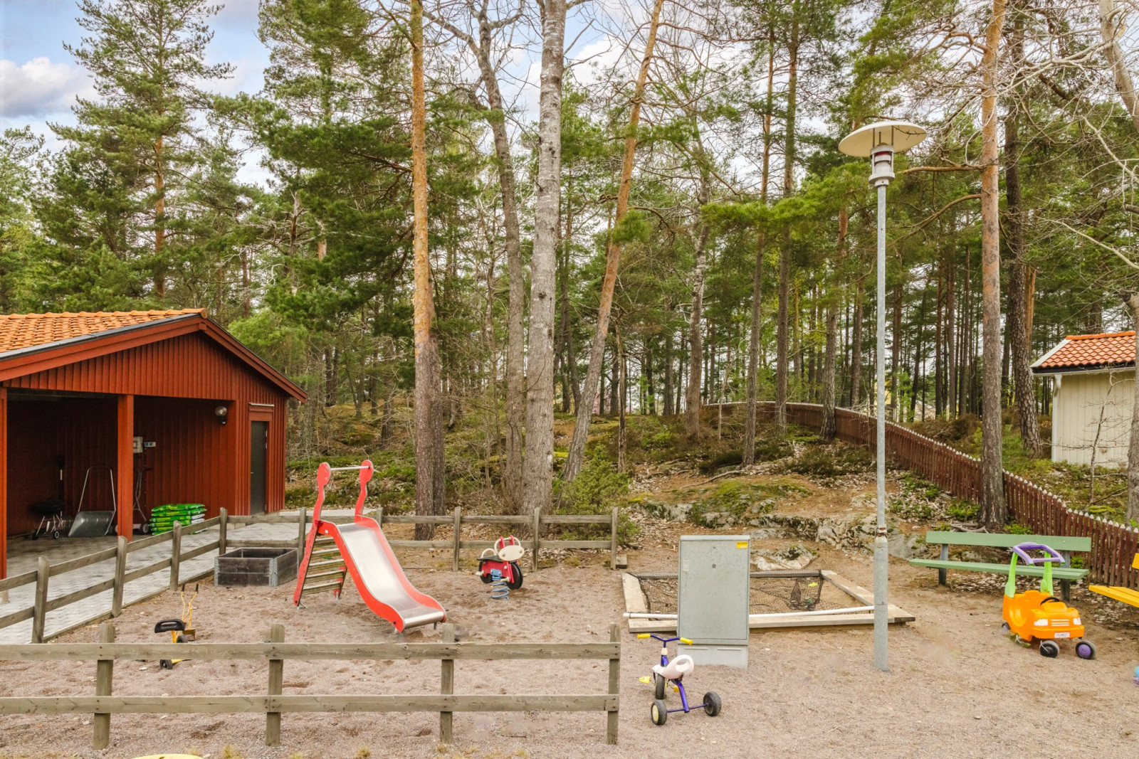 Föreningens lekpark utanför dörren Högbackavägen 21