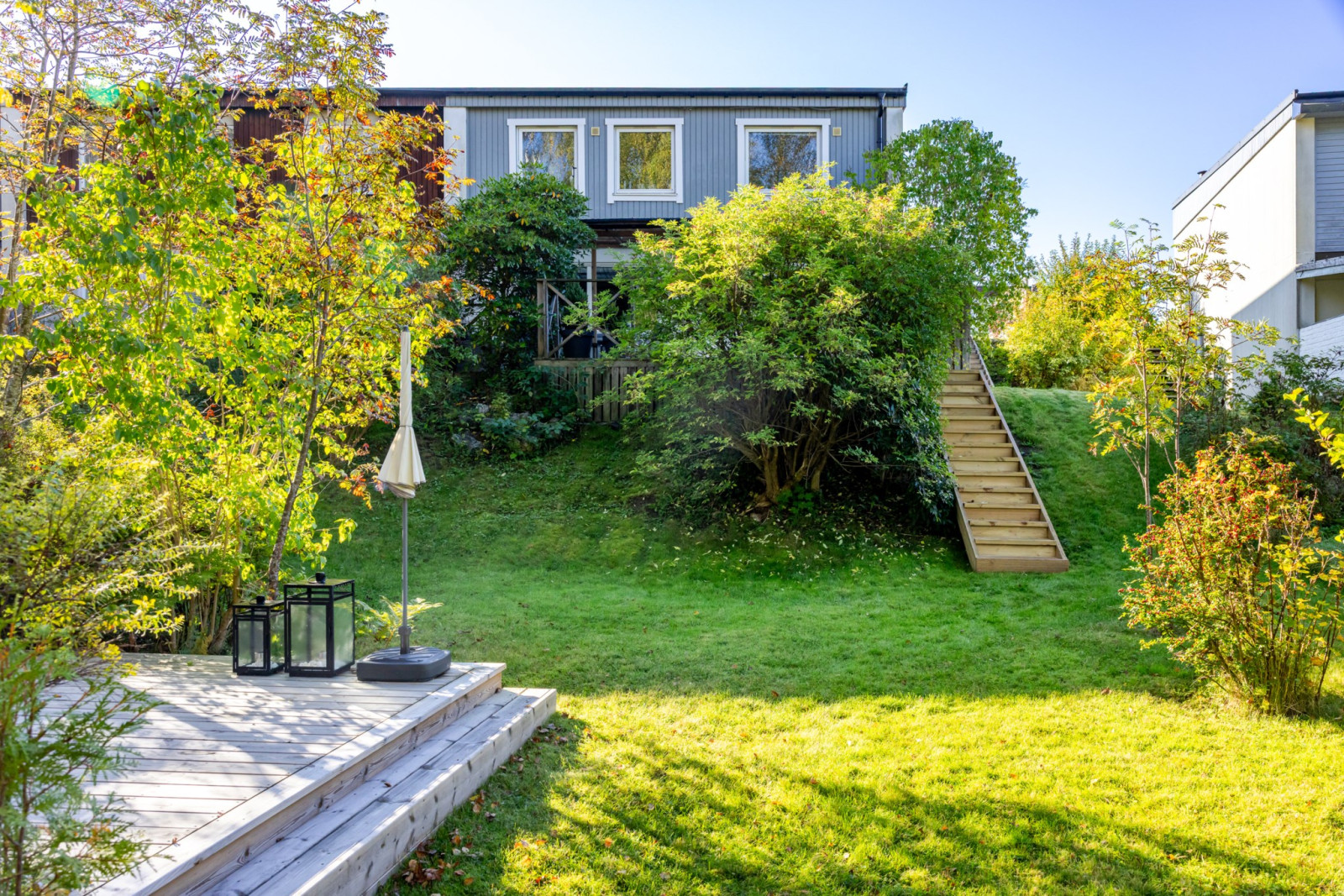 Stor trädgårdstomt Fjärilstigen 102