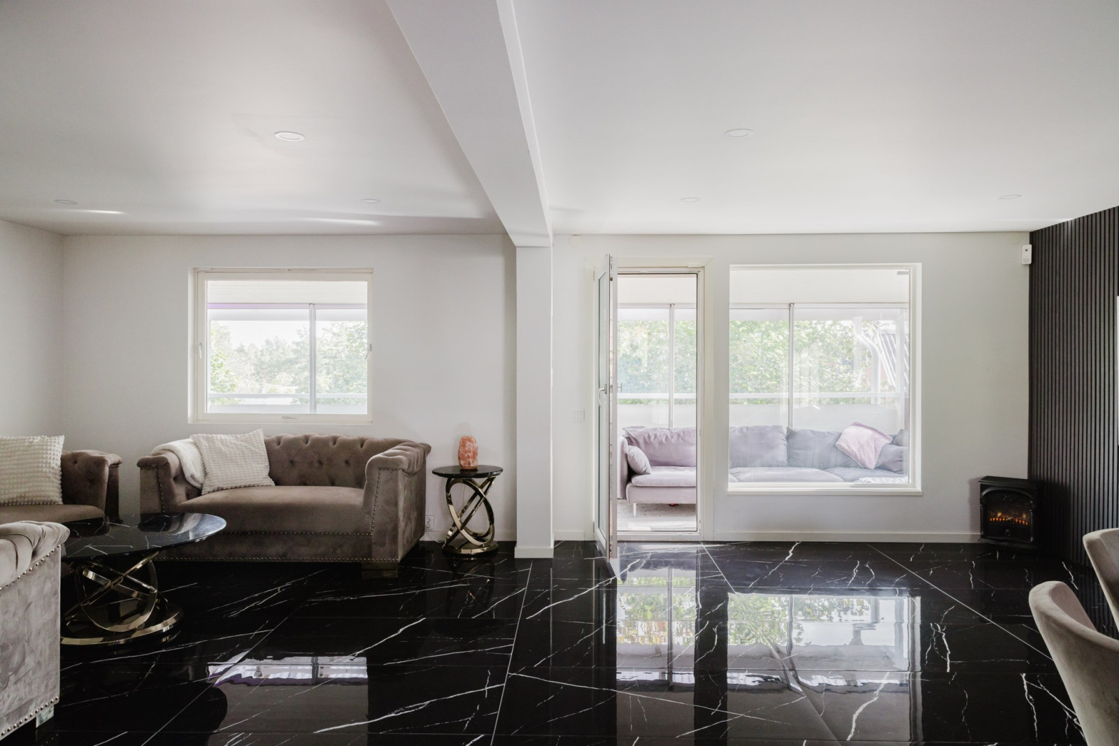 Vardagsrum med utgång till inglasad balkong Hökstigen 10