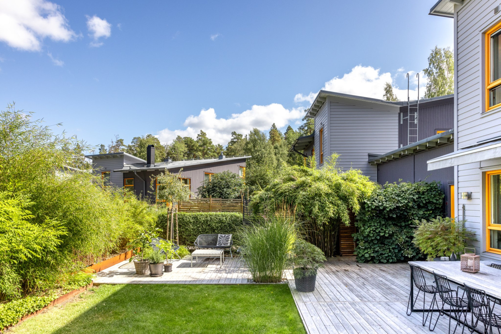 Uteplats och trädgård på baksida Gustavslundsvägen 68