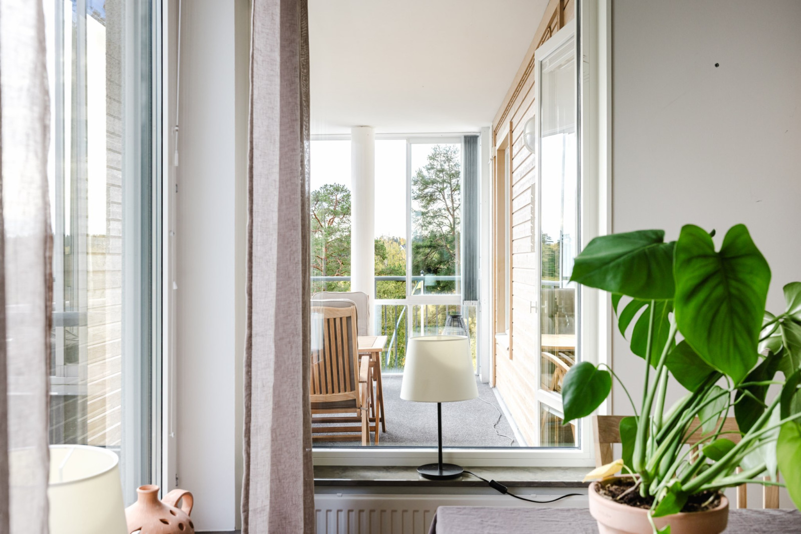 Fönster från köket mot balkongen Rönningevägen 2A