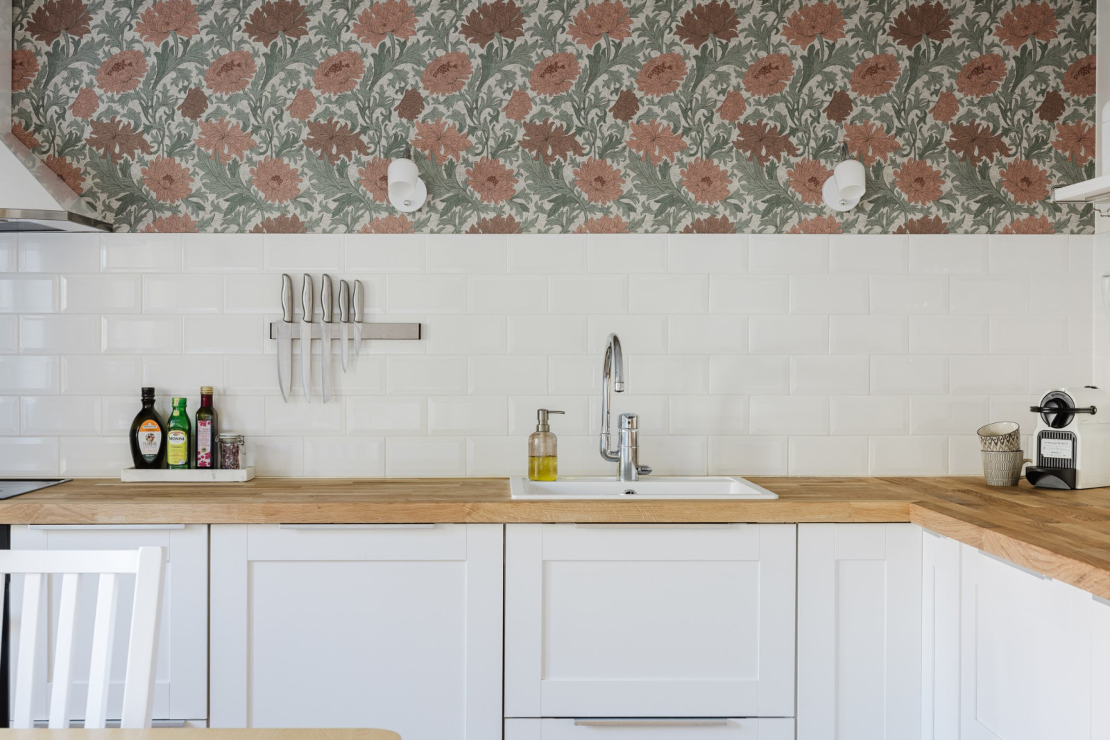 Ikeakök med fasat kakel och vacker tapet Mosshagestigen 180