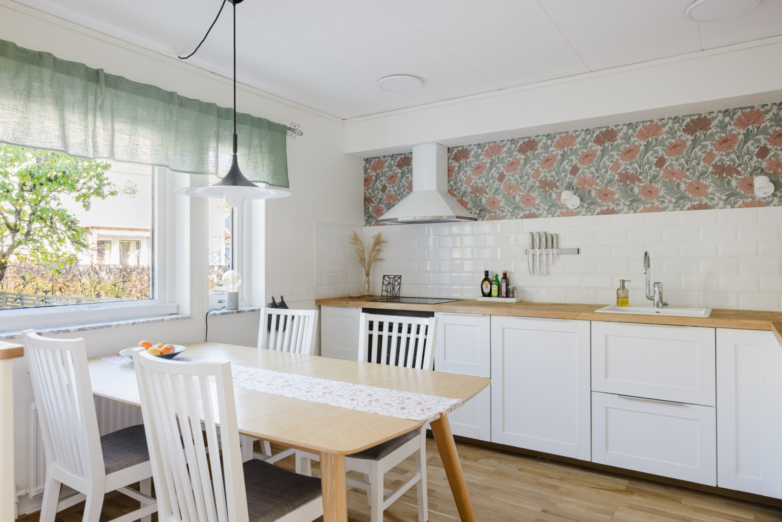 Modernt renoverat kök med matplats intill fönstret Mosshagestigen 180