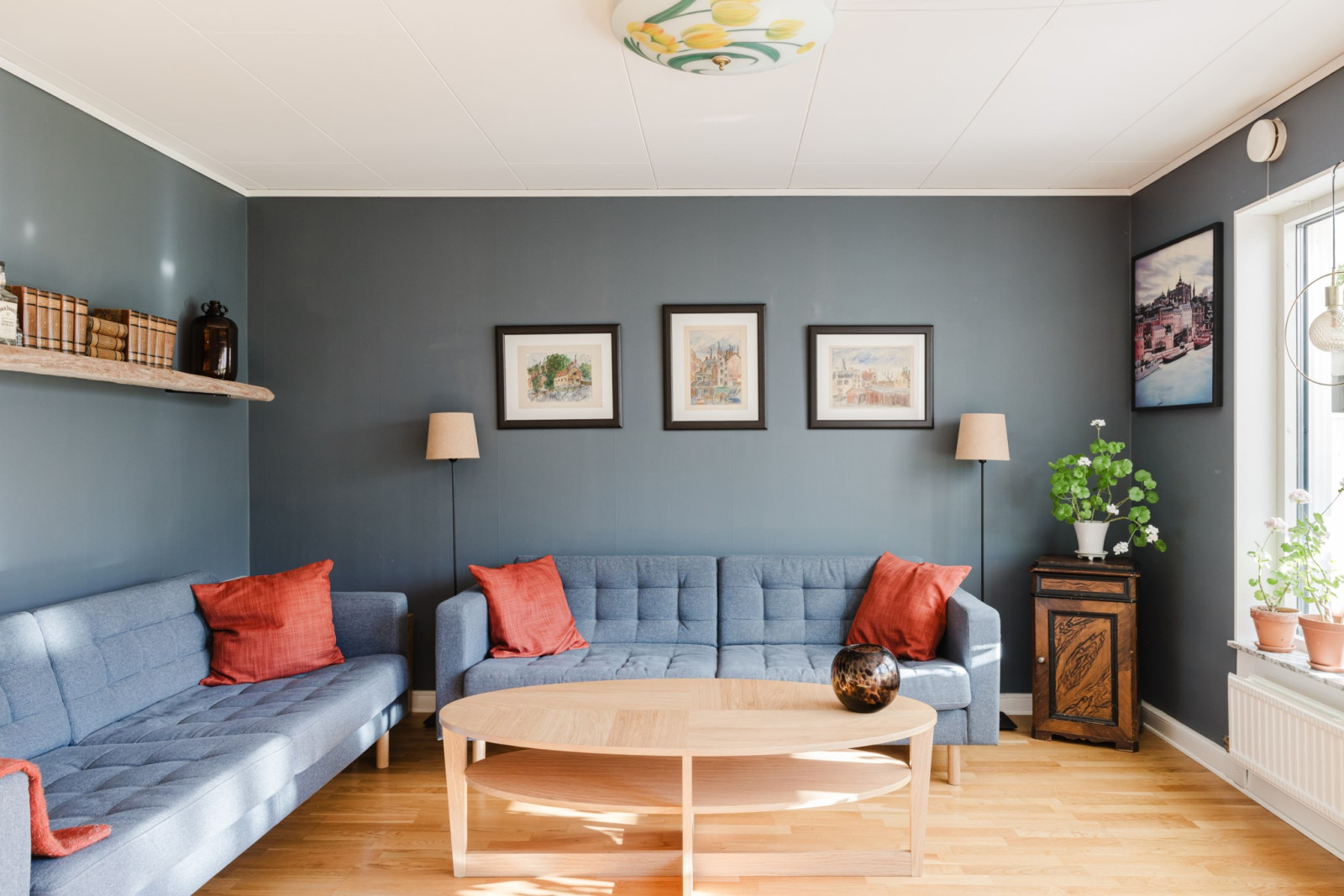 Rymligt vardagsrum med plats för både soffor och matmöbel Mosshagestigen 180