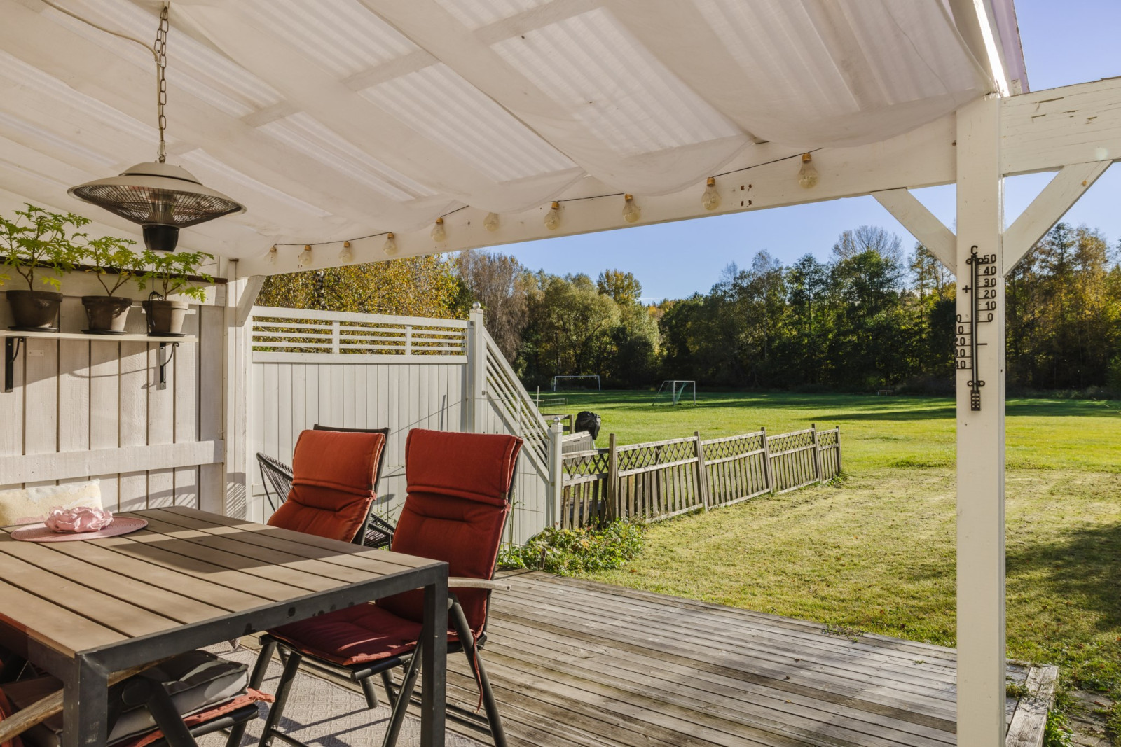 Träbelagd uteplats under tak Mosshagestigen 180