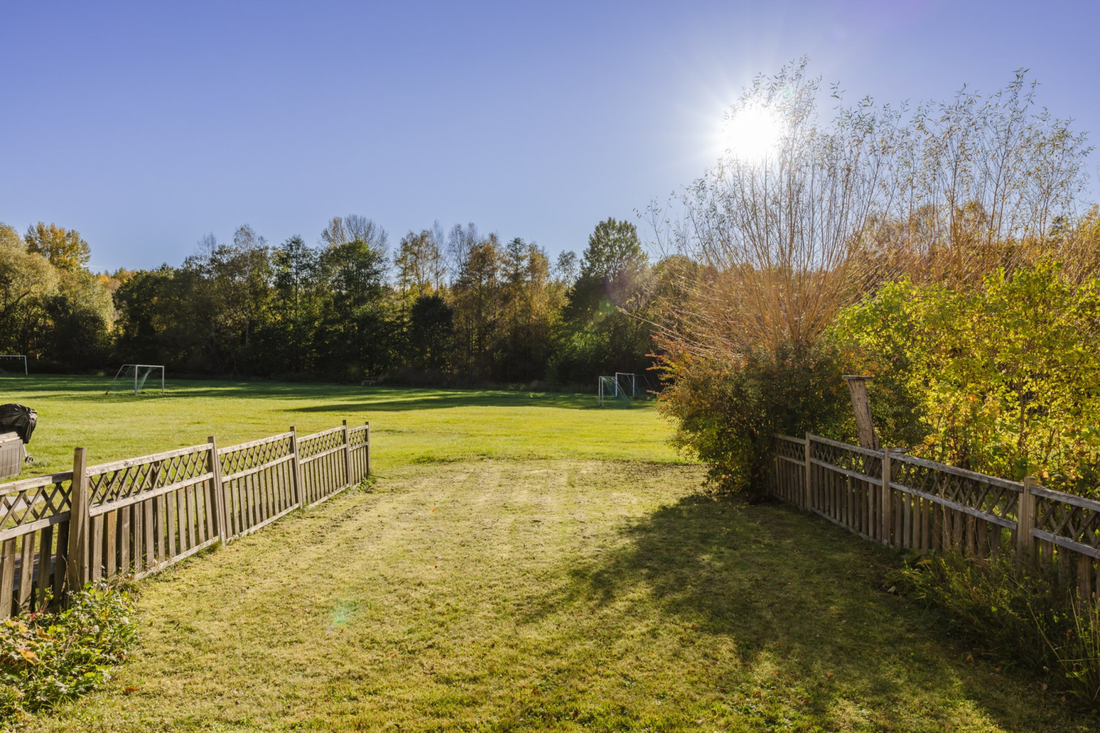 Plan trädgårdstomt som vetter mot äng och natur Mosshagestigen 180