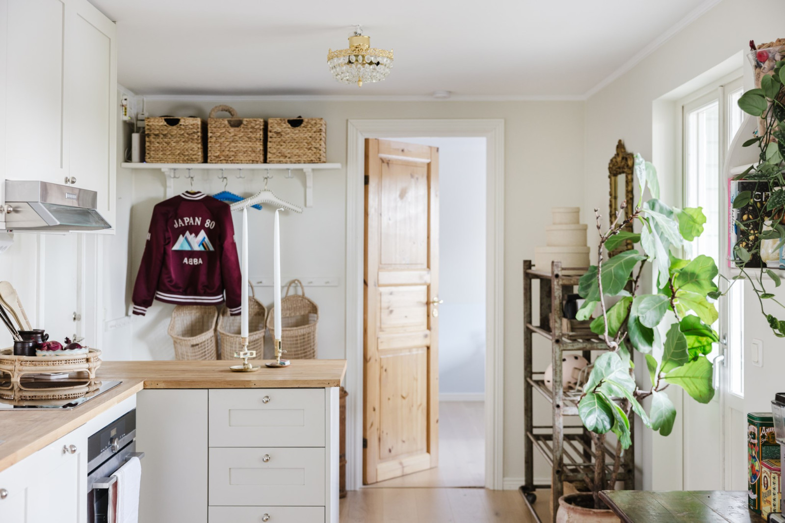 Kök mot hall och sovrum Dånviksvägen 16B