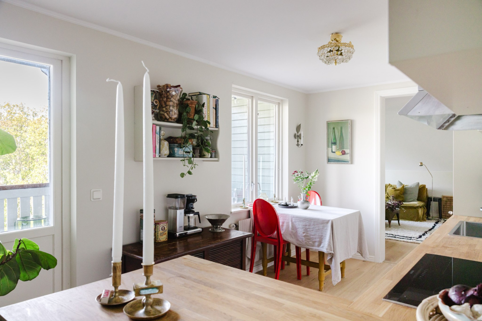 Kök med utgång till balkong Dånviksvägen 16B