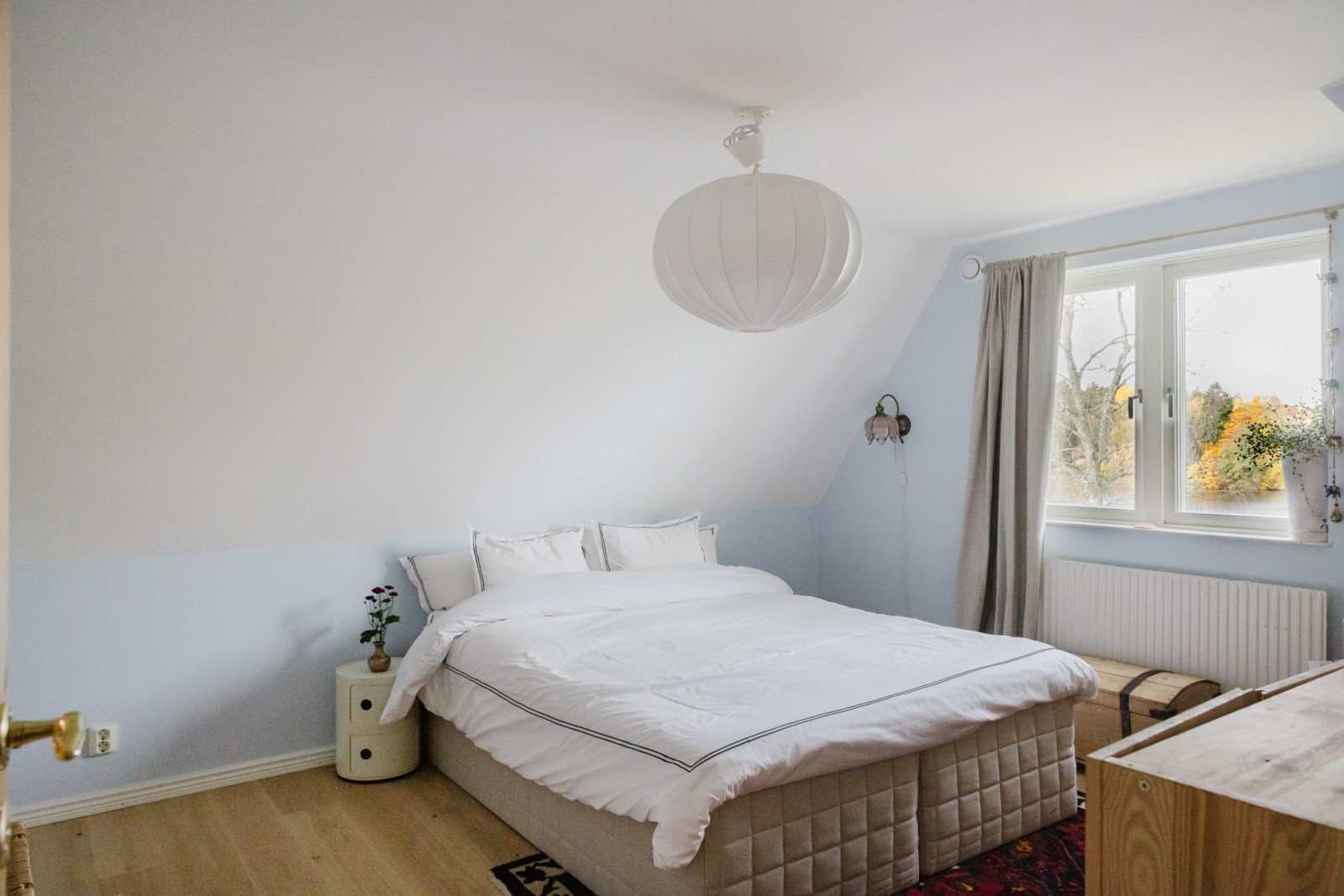 Generöst sovrum med plats för dubbelsäng och skrivbordshörna Dånviksvägen 16B