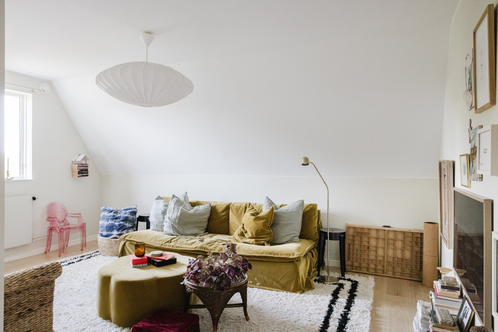 Generöst vardagsrum med stilrena materialval Dånviksvägen 16B