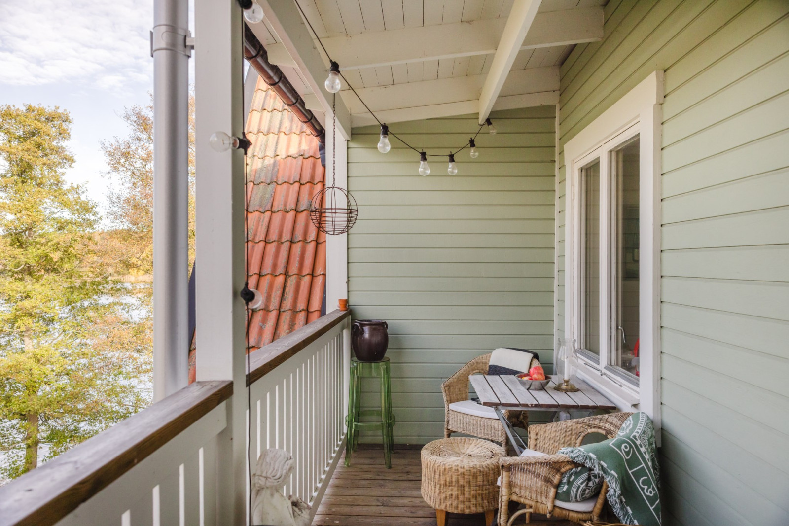 Ljuvlig balkong med sjöutsikt och eftermiddagssol Dånviksvägen 16B