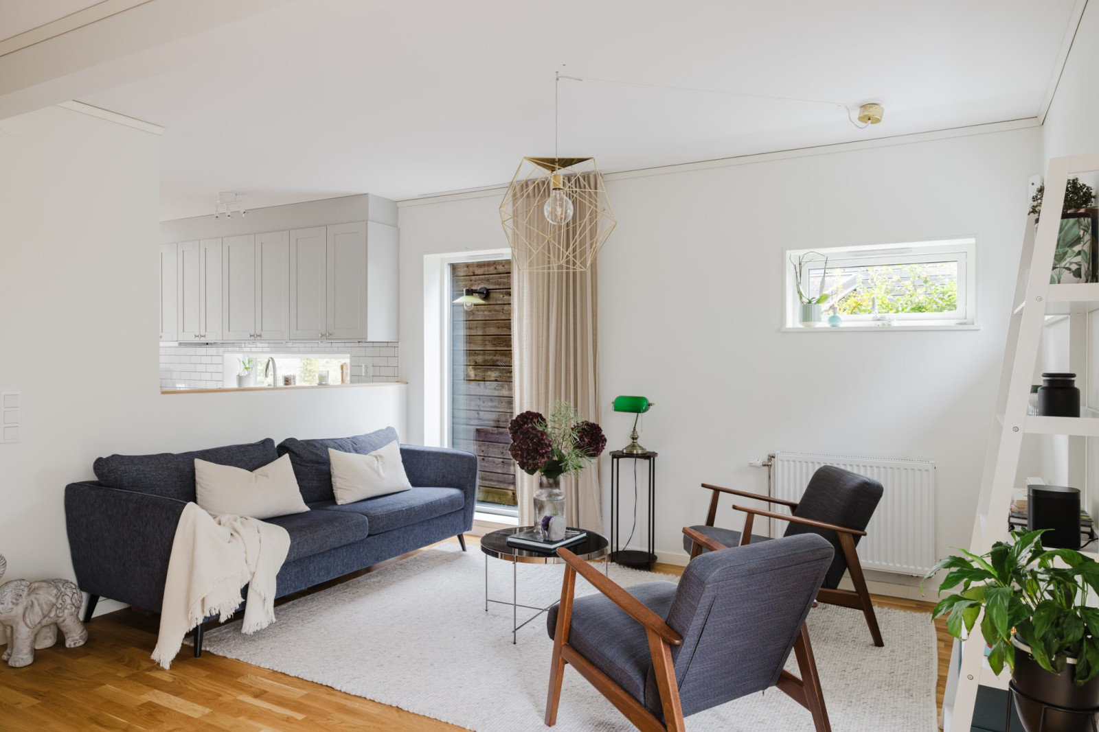 Vardagsrum mot kök Vattentornsvägen 39A