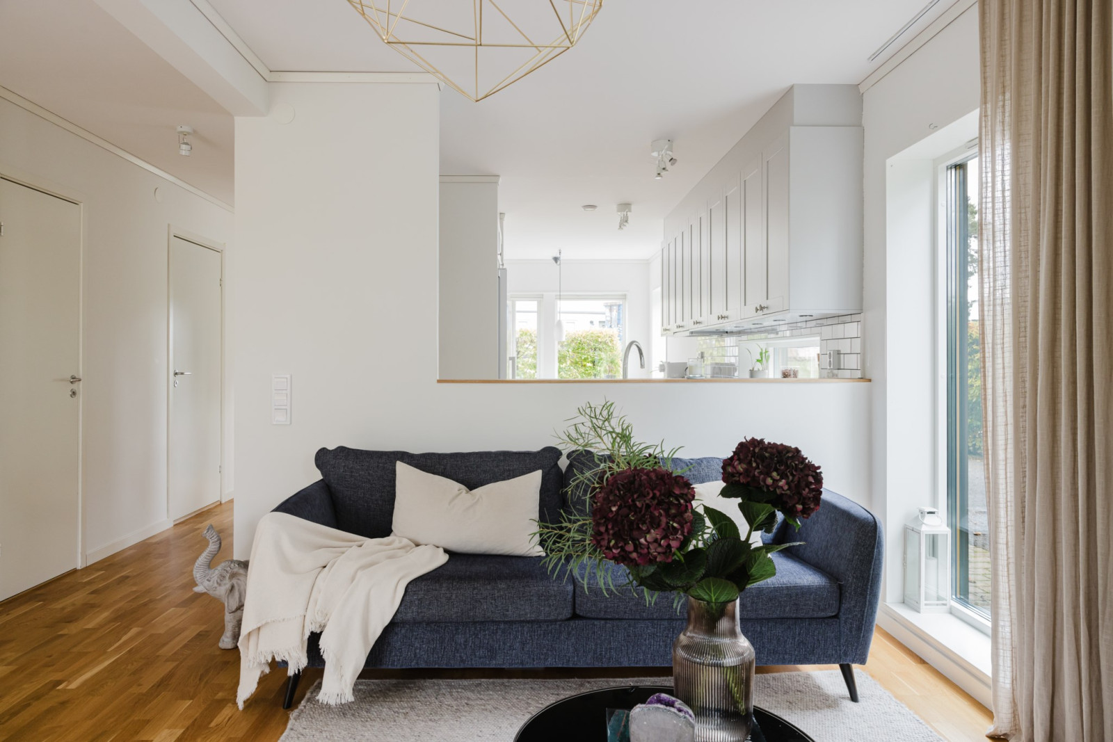 Vardagsrum mot kök Vattentornsvägen 39A