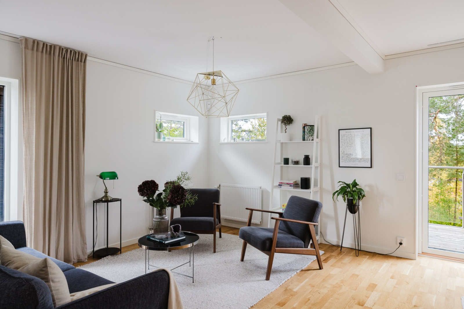 Vardagsrum med naturen utanför fönstret Vattentornsvägen 39A