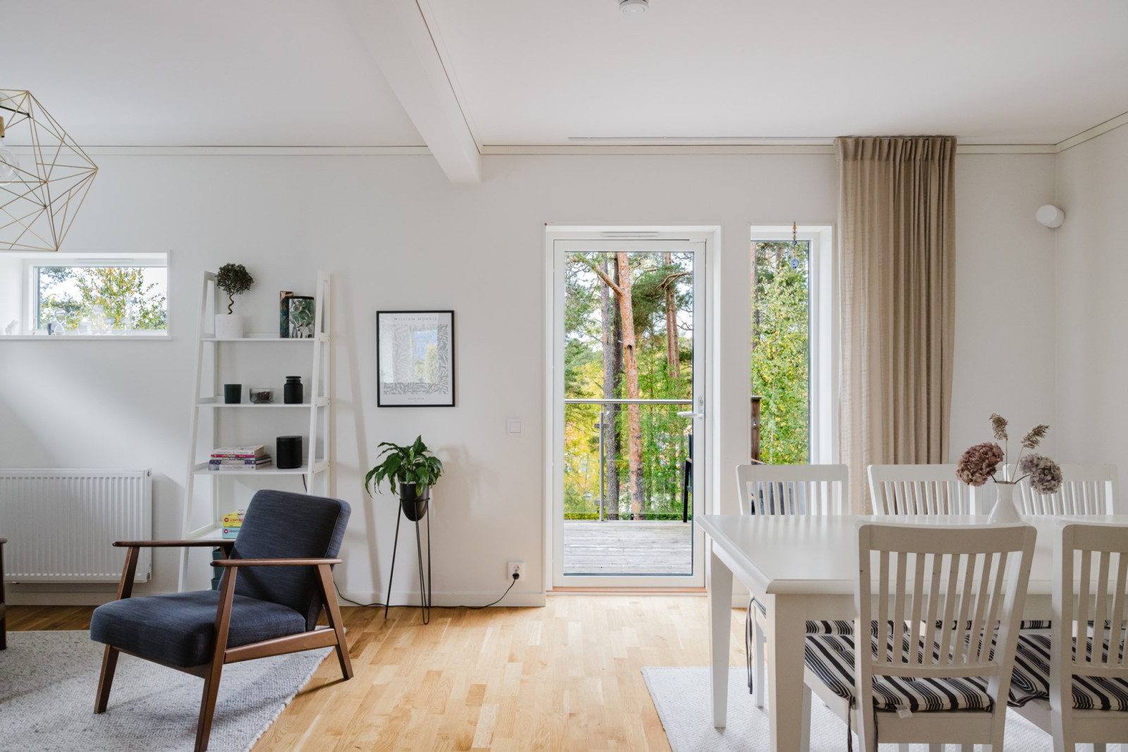 Rymligt vardagsrum med utgång till baksida Vattentornsvägen 39A