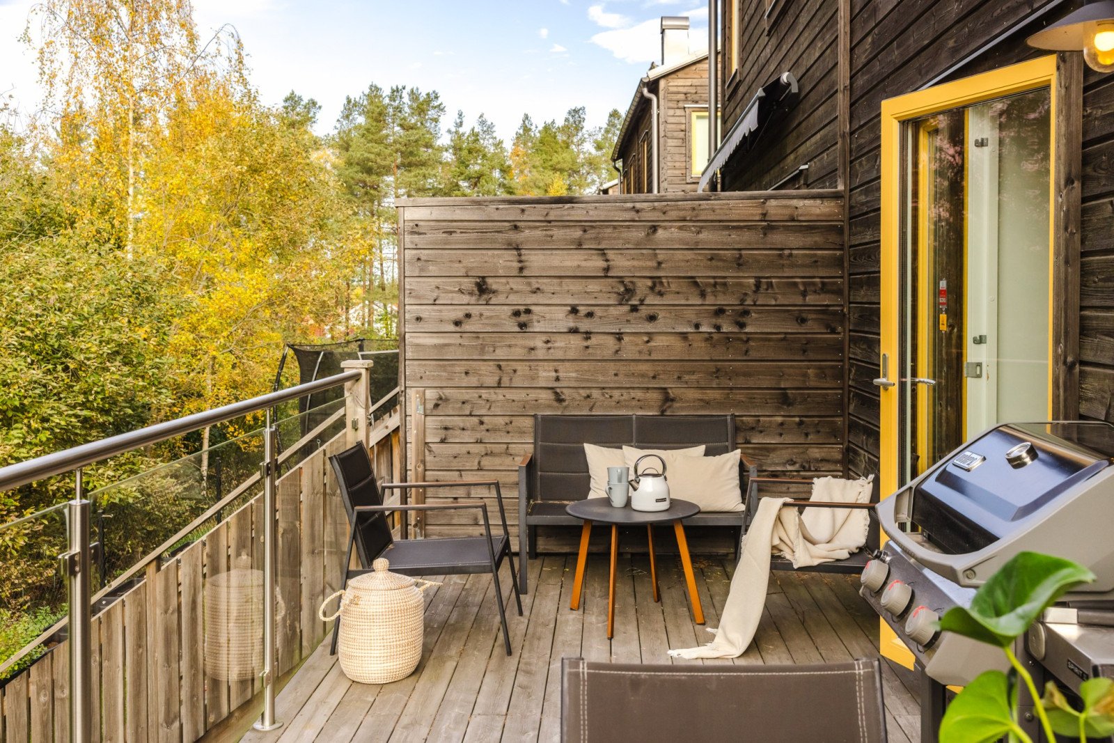 Trädeckad solig uteplats Vattentornsvägen 39A