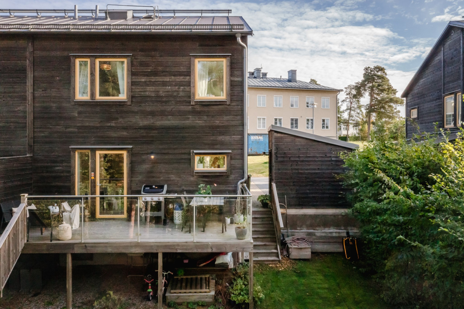 Solig baksida Vattentornsvägen 39A