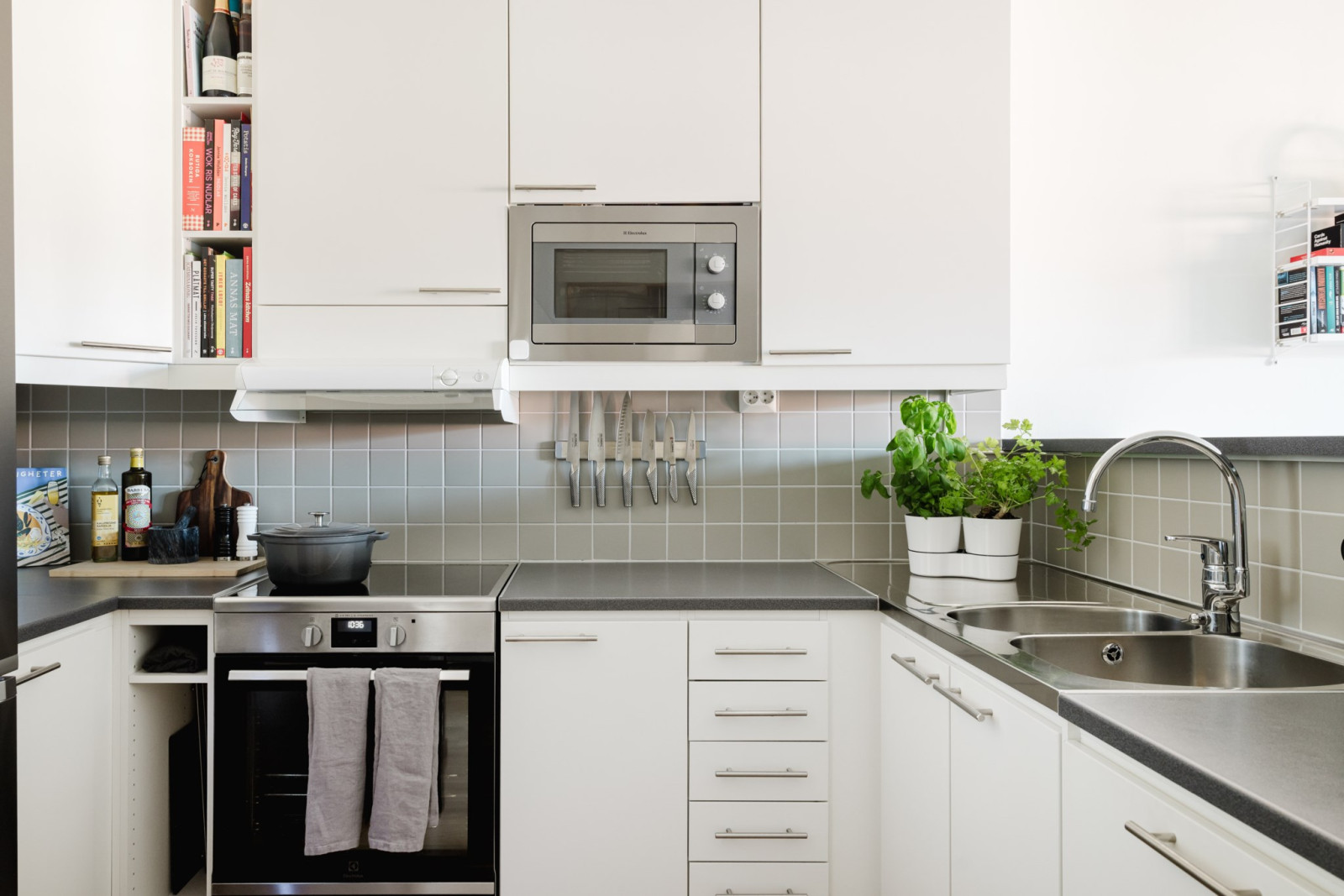 Stilrent kök med generösa arbetsytor Sanatorievägen 23