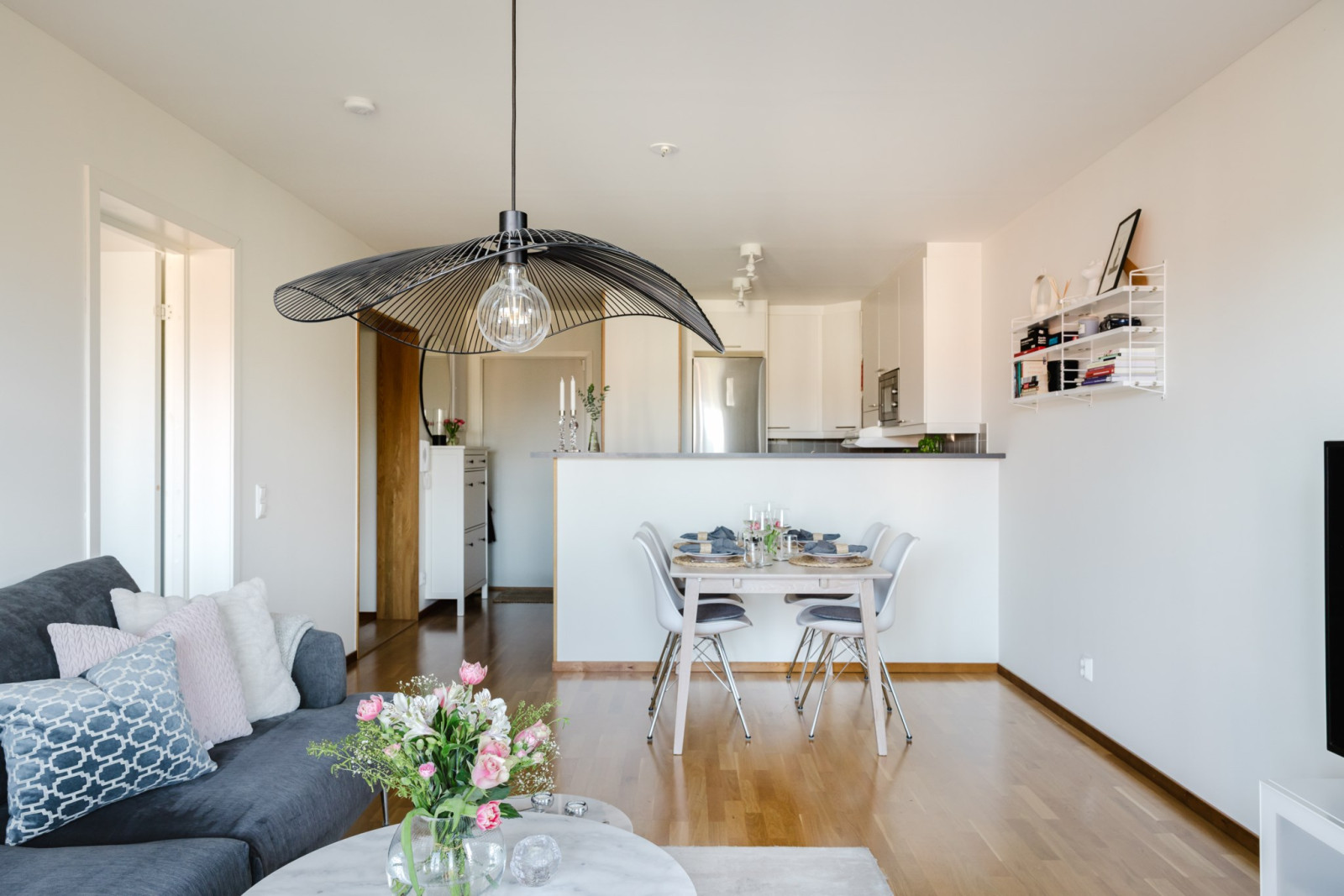 Vardagsrum mot kök Sanatorievägen 23