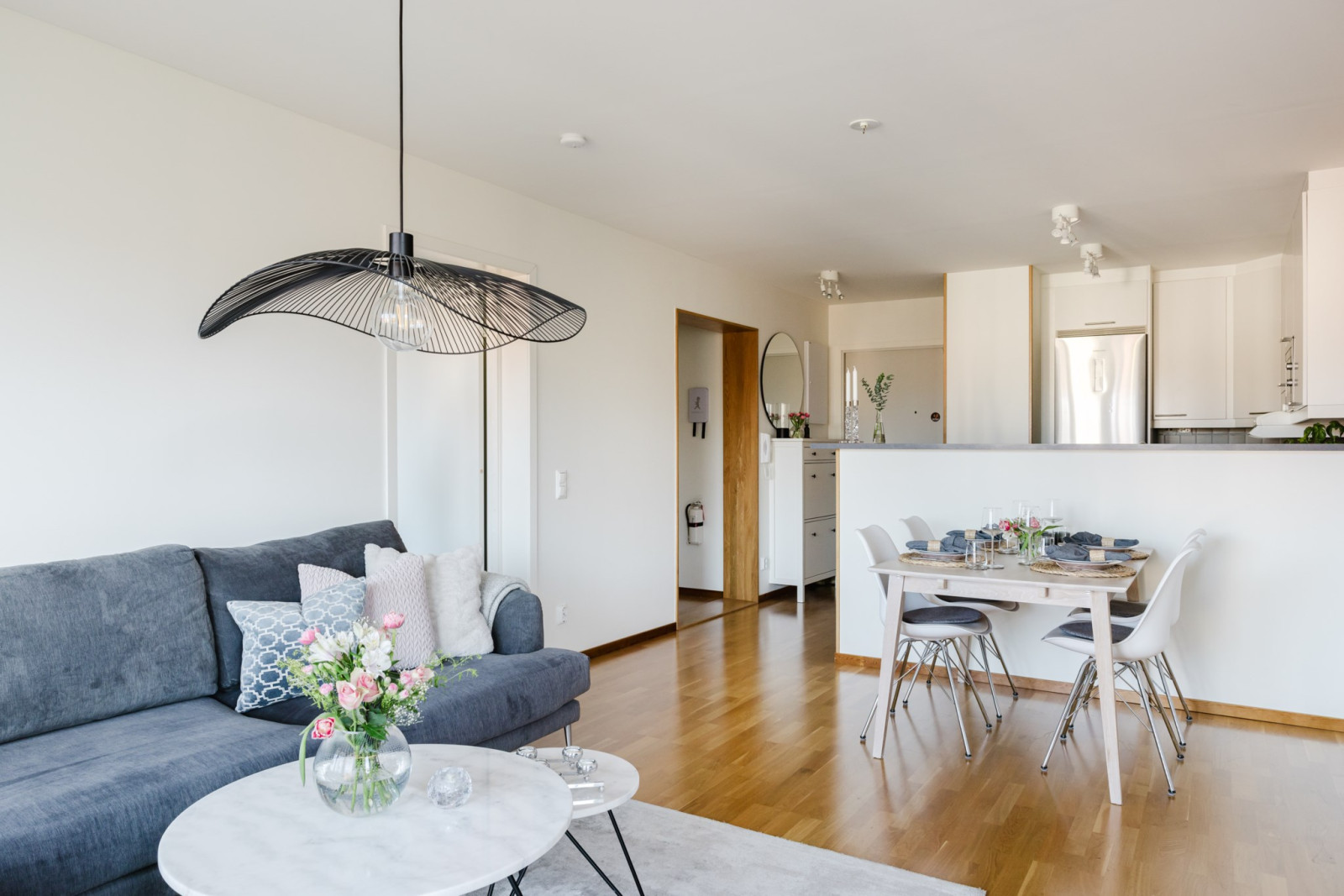 Vardagsrum mot kök Sanatorievägen 23