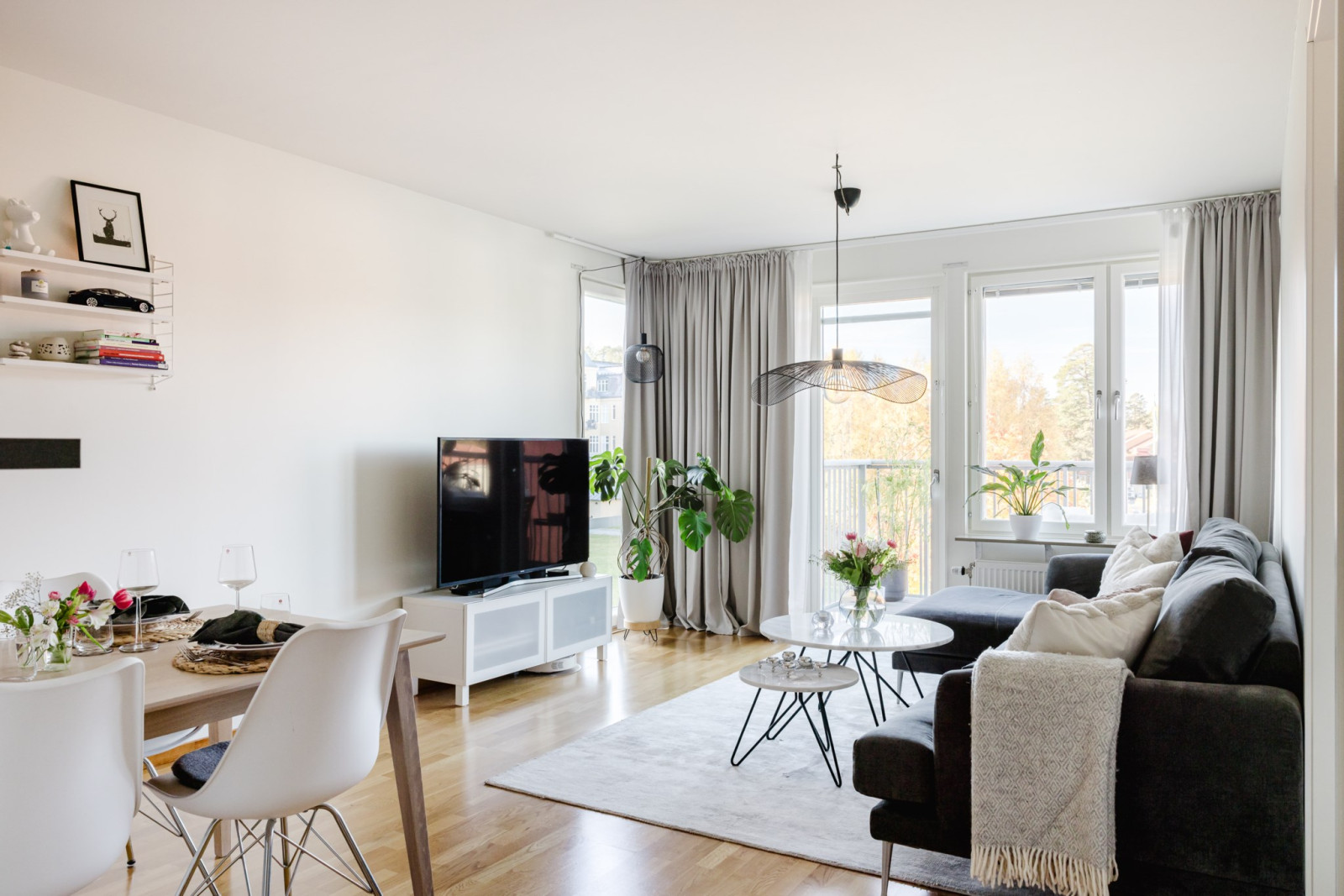 Vardagsrum med stora fönsterpartier, utgång till balkong och fransk balkong Sanatorievägen 23