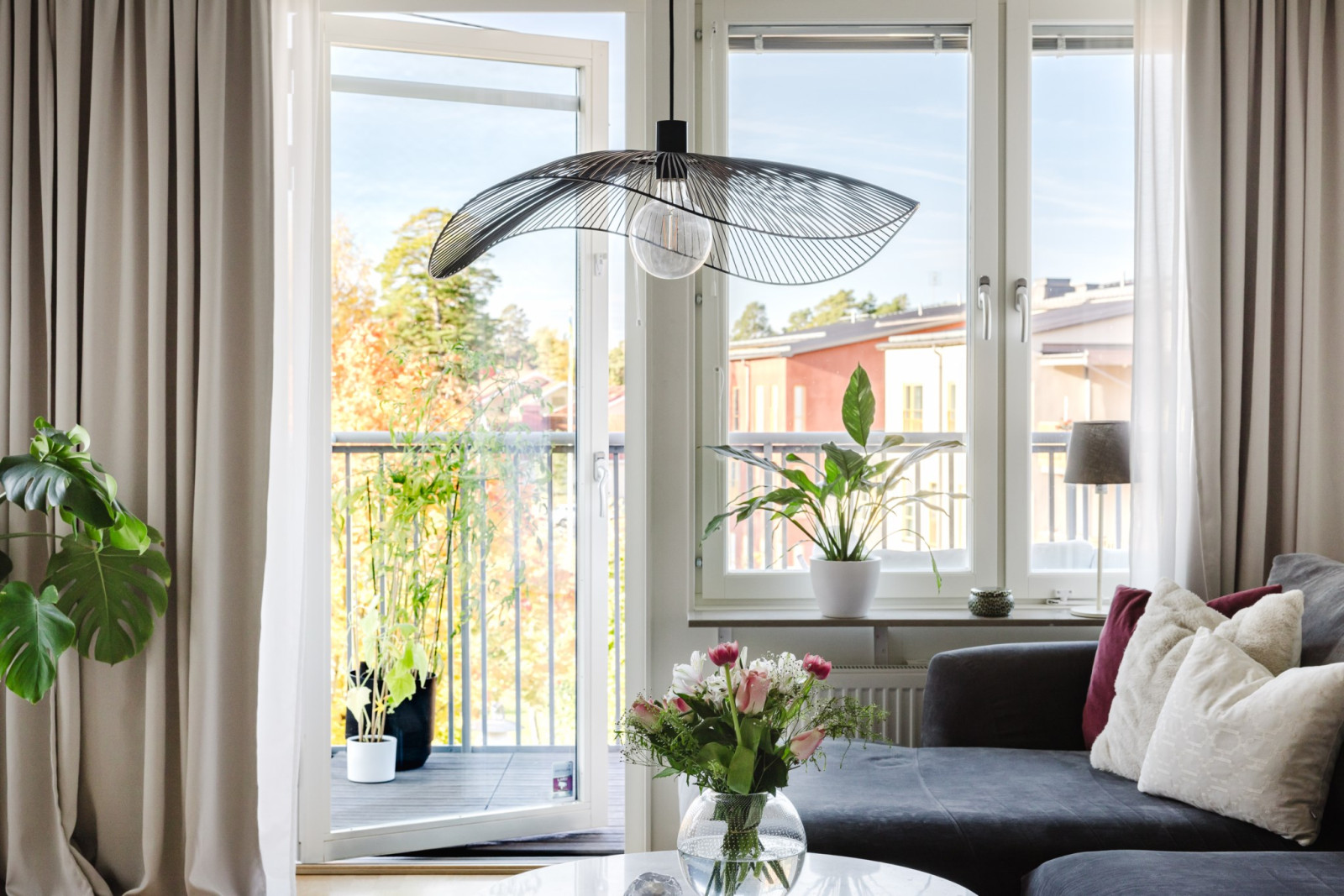 Utgång till balkong från vardagsrum Sanatorievägen 23