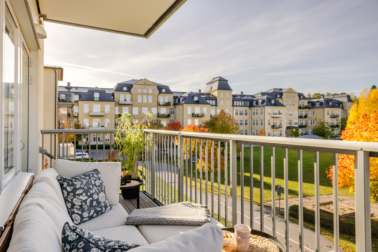 Stor och solig balkong med vacker utsikt Sanatorievägen 23