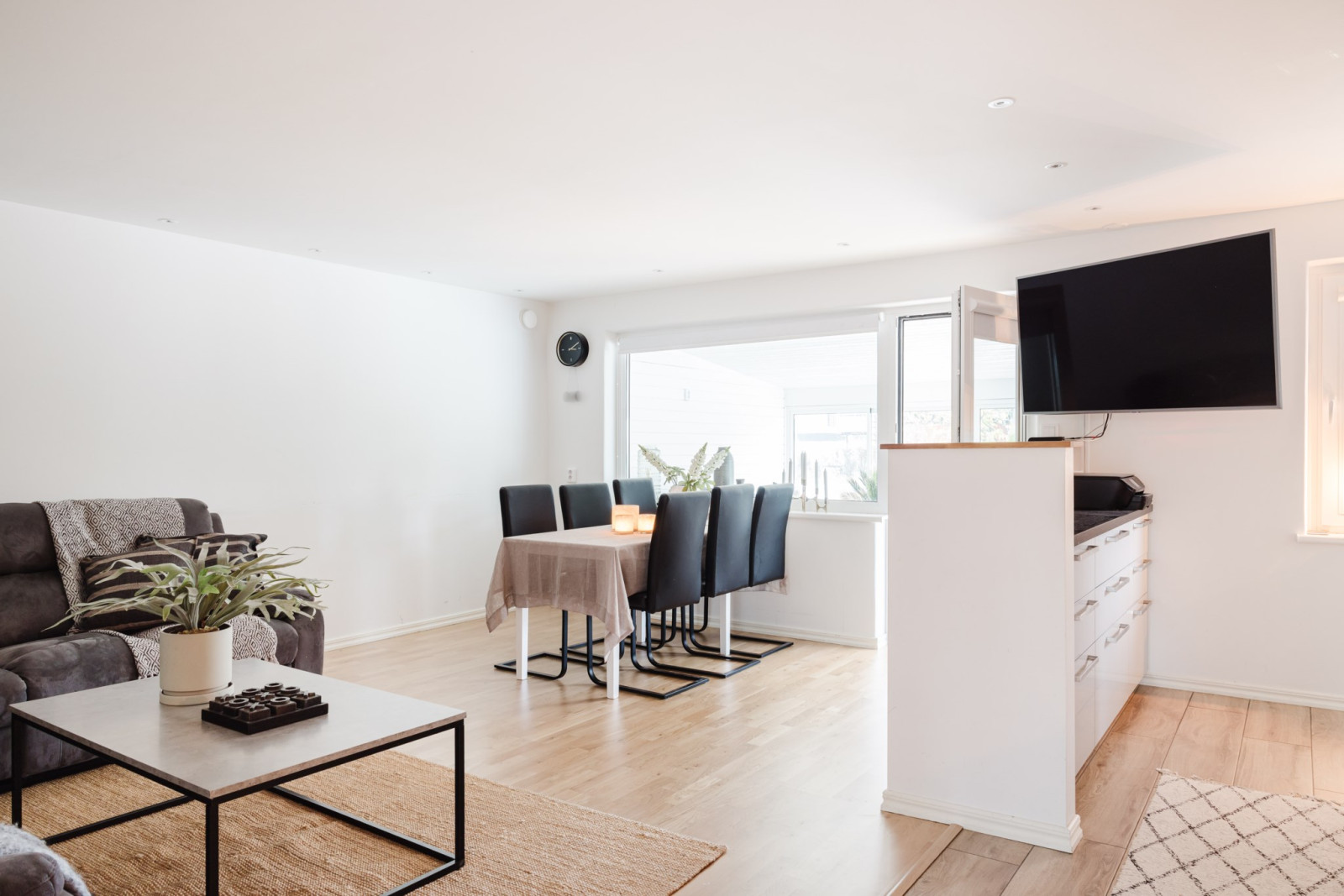 Del av vardagsrum och kök Blåbärsstigen 52