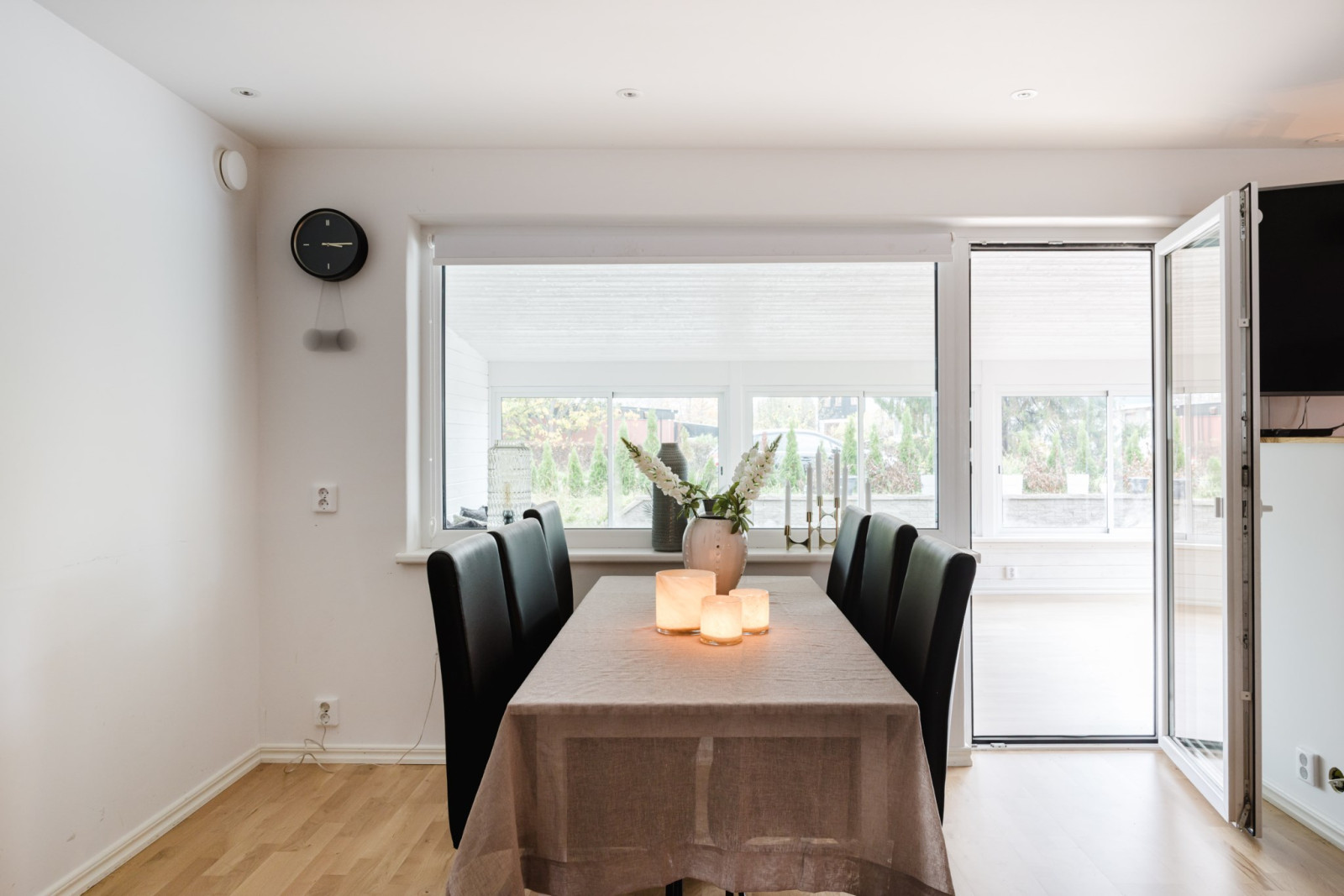 Vardagsrum med matplats och utgång till uterum Blåbärsstigen 52