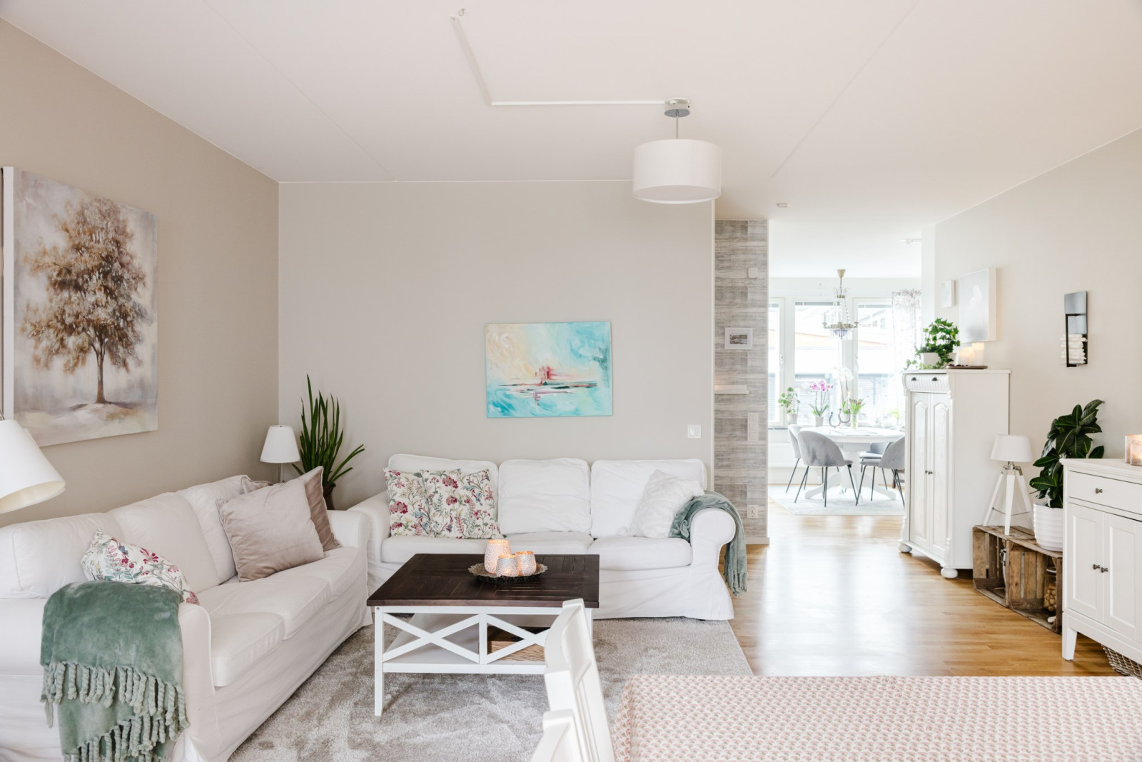 Vardagsrum mot kök Rönninge Torg 13