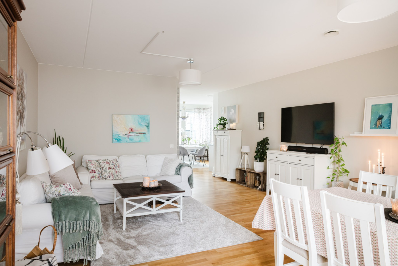 Vardagsrum mot kök Rönninge Torg 13