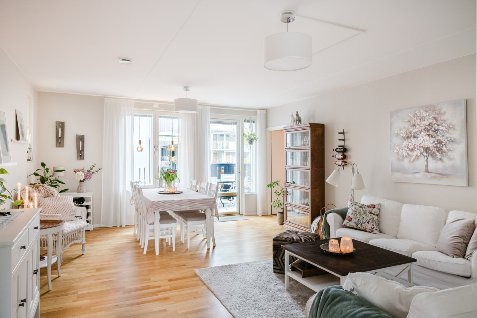 Vardagsrum med utgång till uteplats Rönninge Torg 13