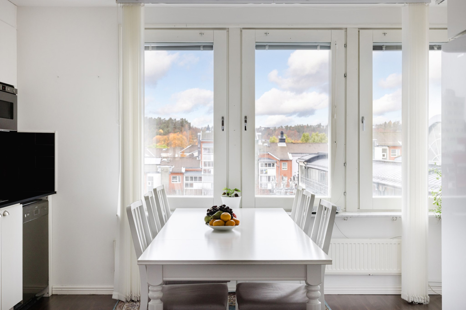 Kök med matplats Tumba torg 104