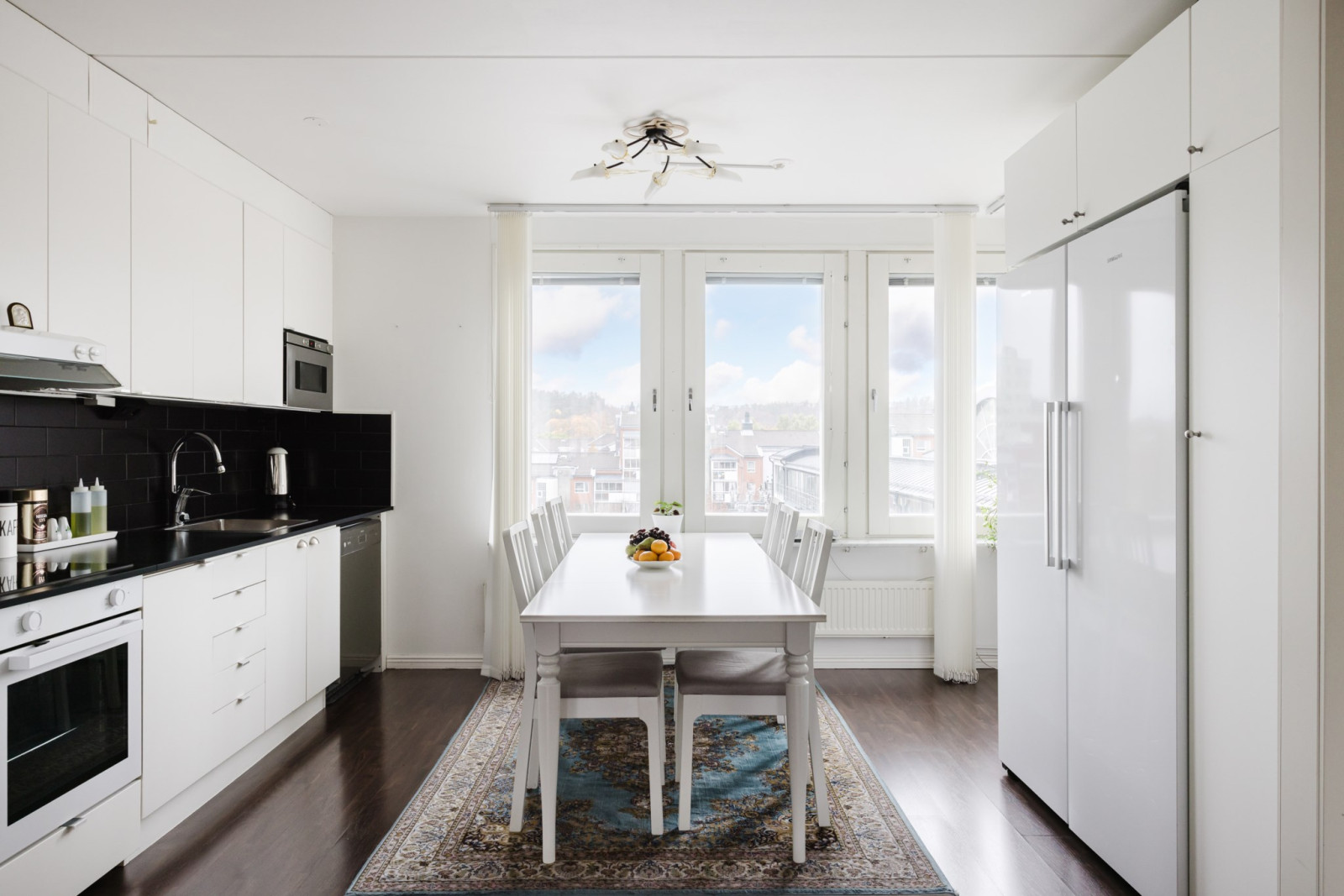 Kök med matplats Tumba torg 104