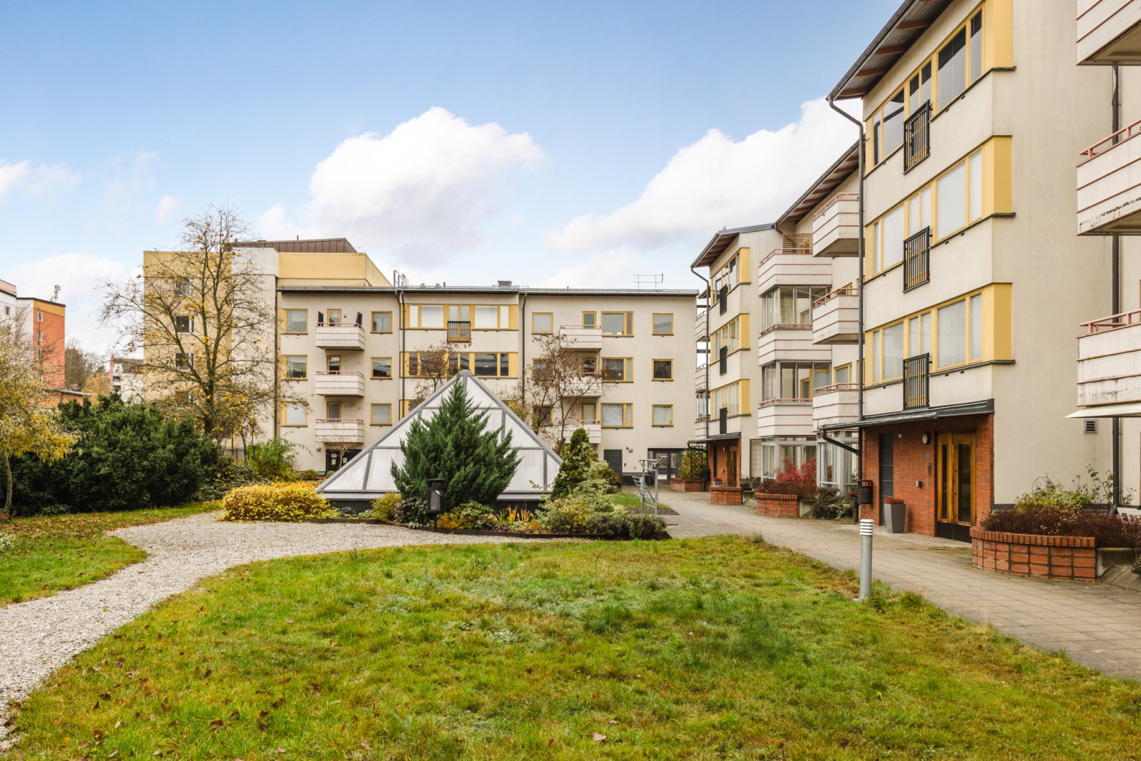 Innergård Tumba torg 104