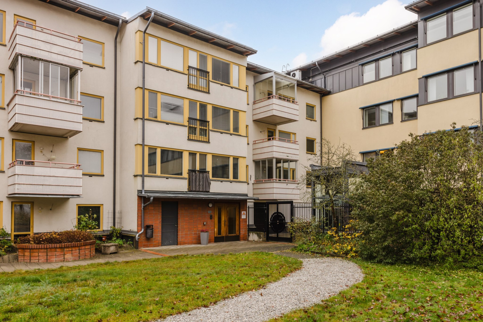 Innergård Tumba torg 104