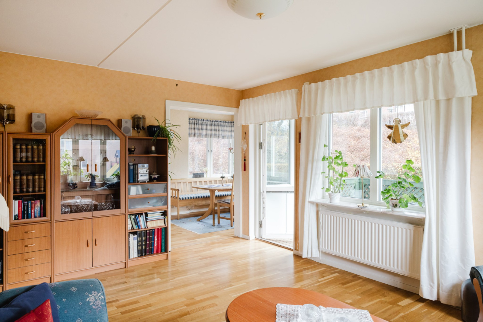 Vardagsrum mot uteplats och kök Rönningevägen 5